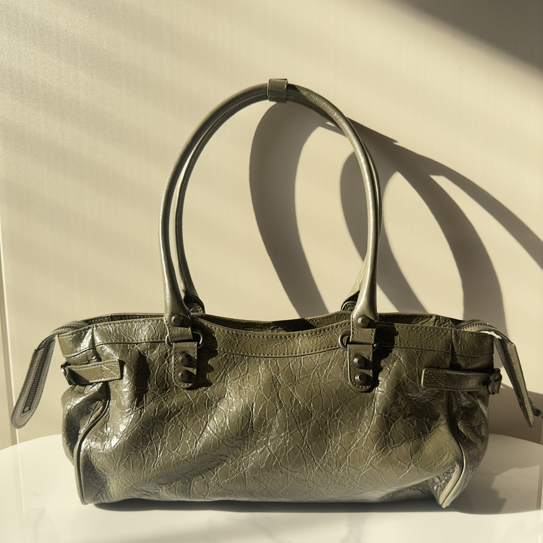 𝐁alenciaga Le City Bag East-west in Army Green Lambskin