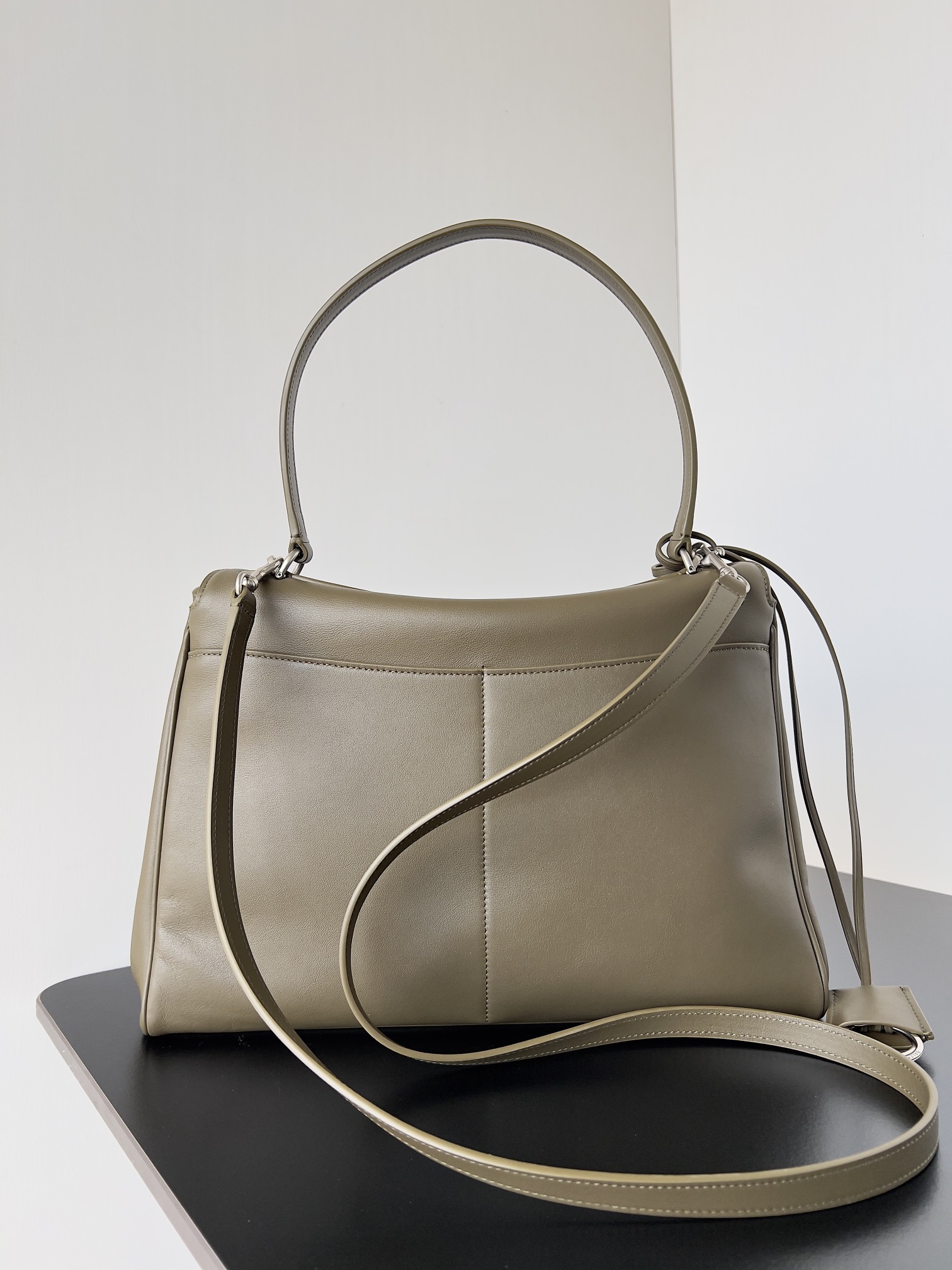 𝐁alenciaga Women's Rodeo Handbag Medium Bag in Khaki