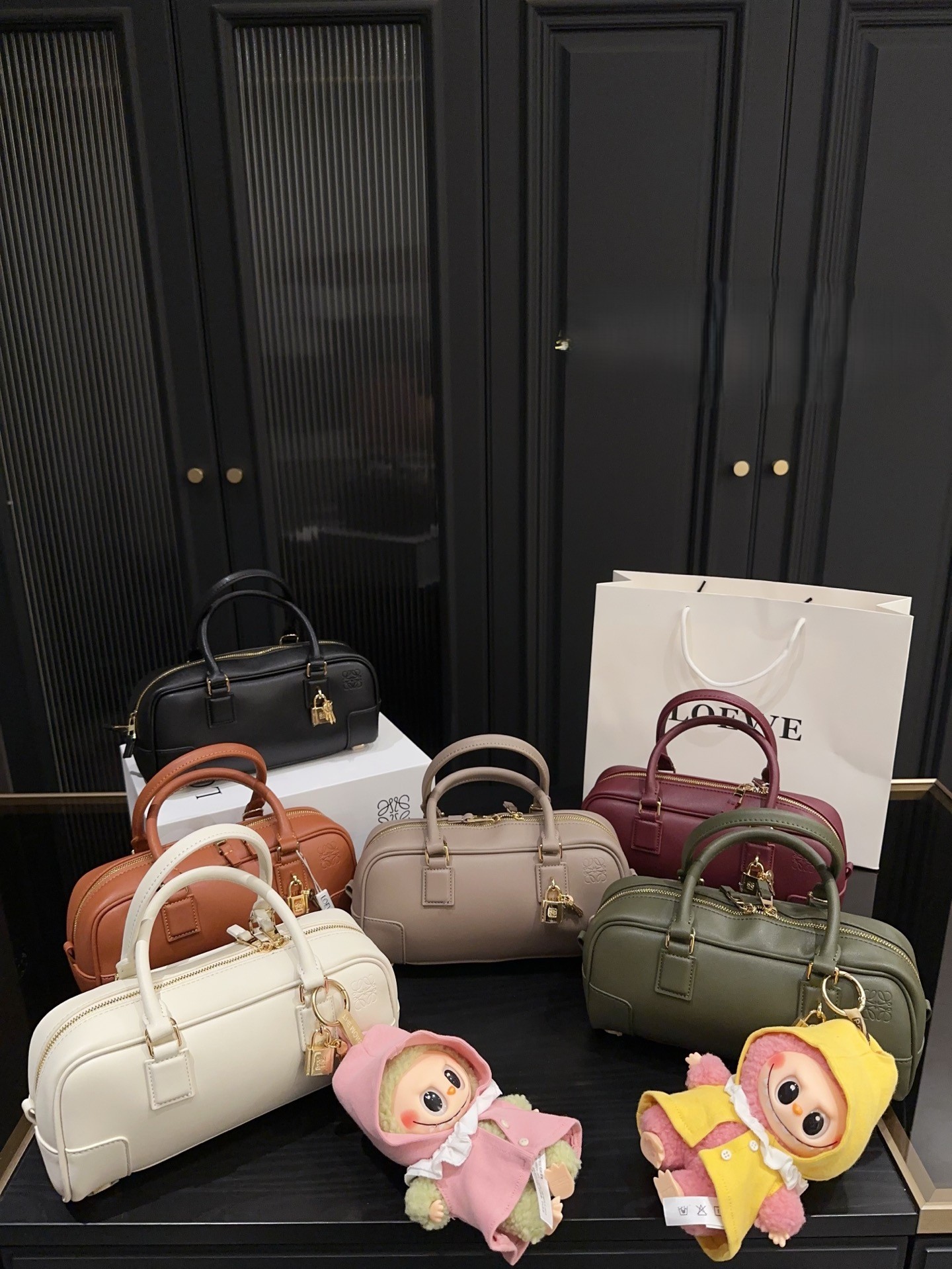 Loewe Amazona 23 Corner Patch Anagram Engraved Padlock Smooth Leather Bowling Boston Handle Bag - KAIROO