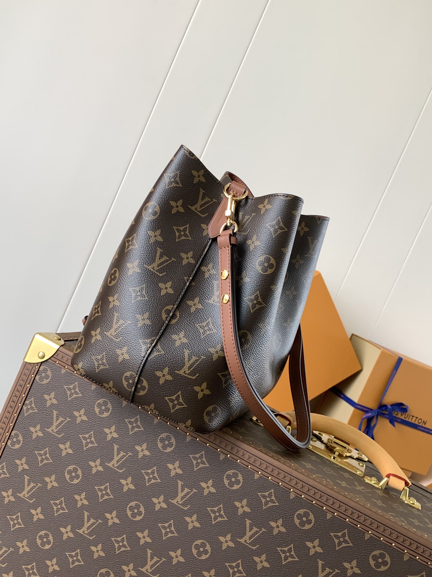 M44887 NéoNoé bucket bag MM in Monogram Canavs