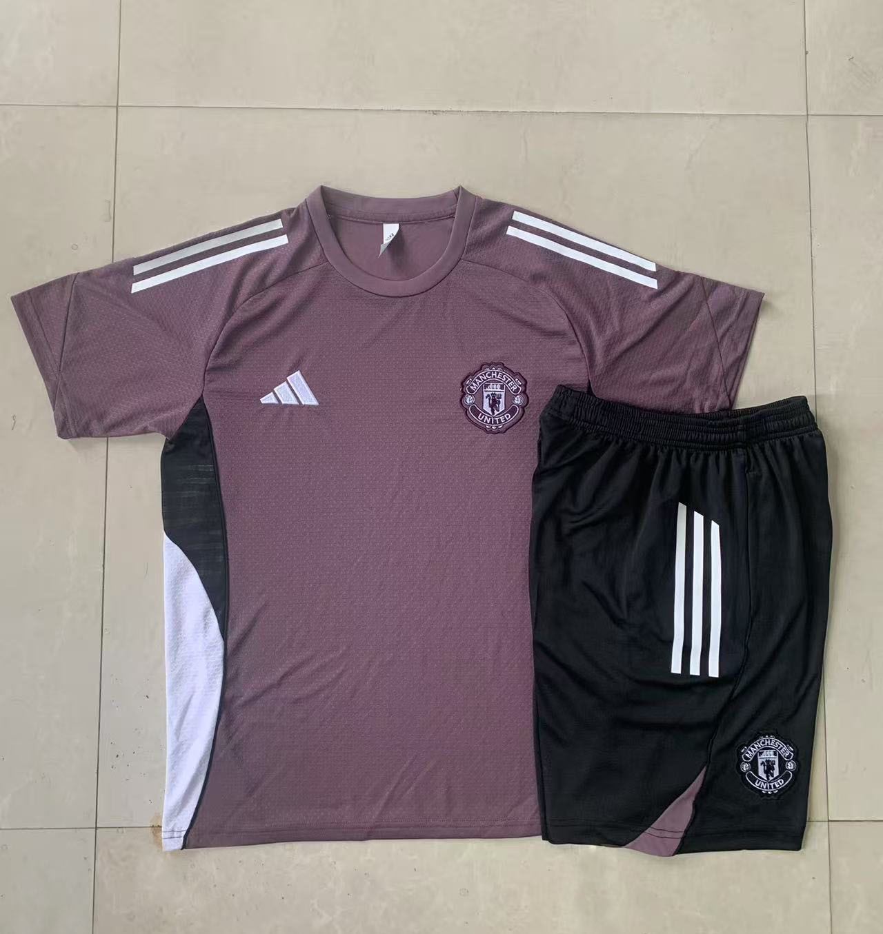 2526 Short Sleeves Man Utd Training suit  D25126