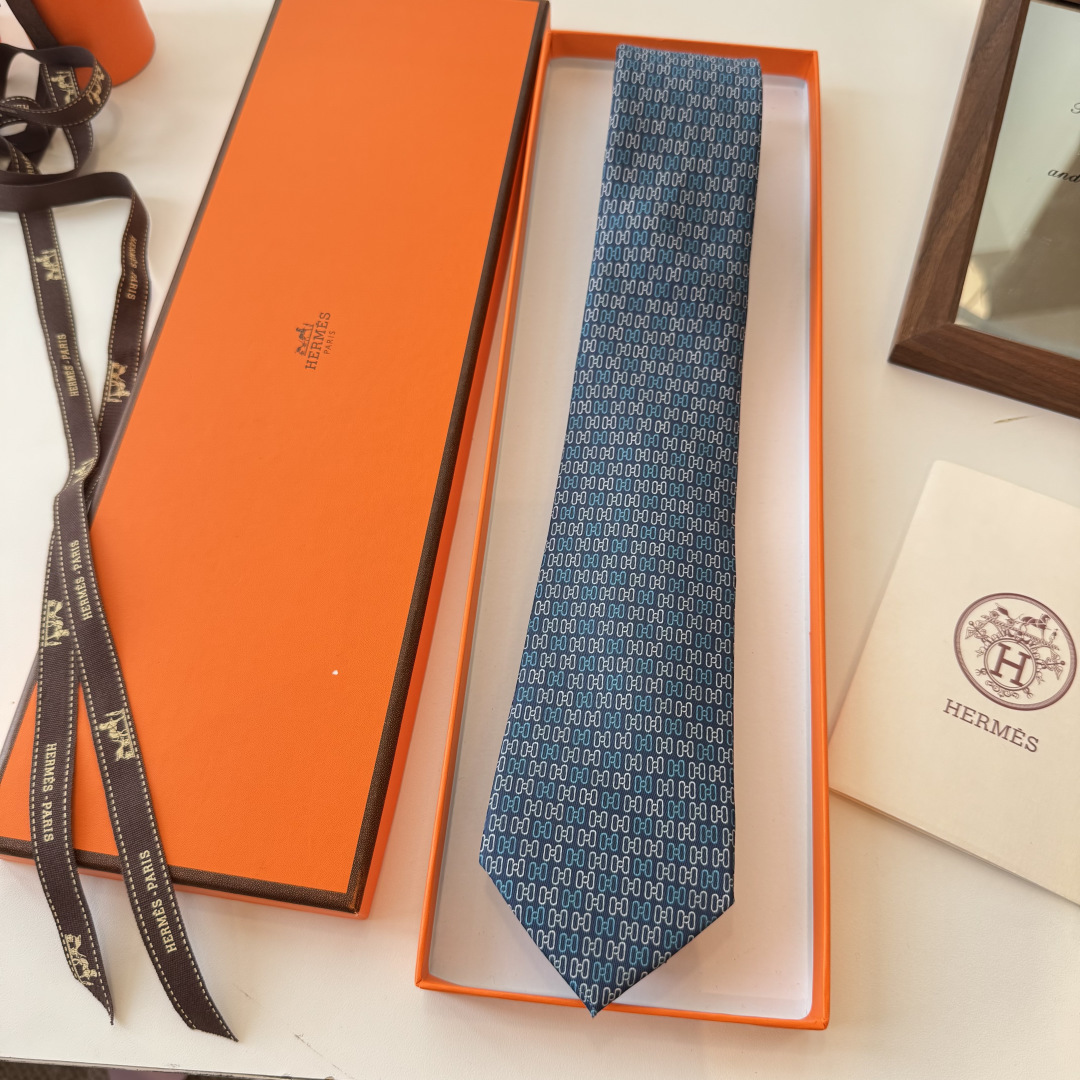 Hermès Classic Chain Pattern Silk Tie - Essential Business Accessory - KAIROO