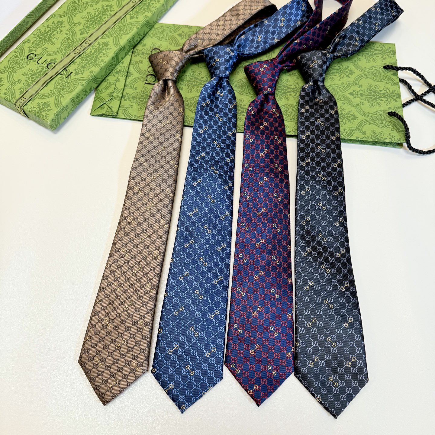 Gucci Classic GG Jacquard Silk Tie - Essential Business Accessory - KAIROO