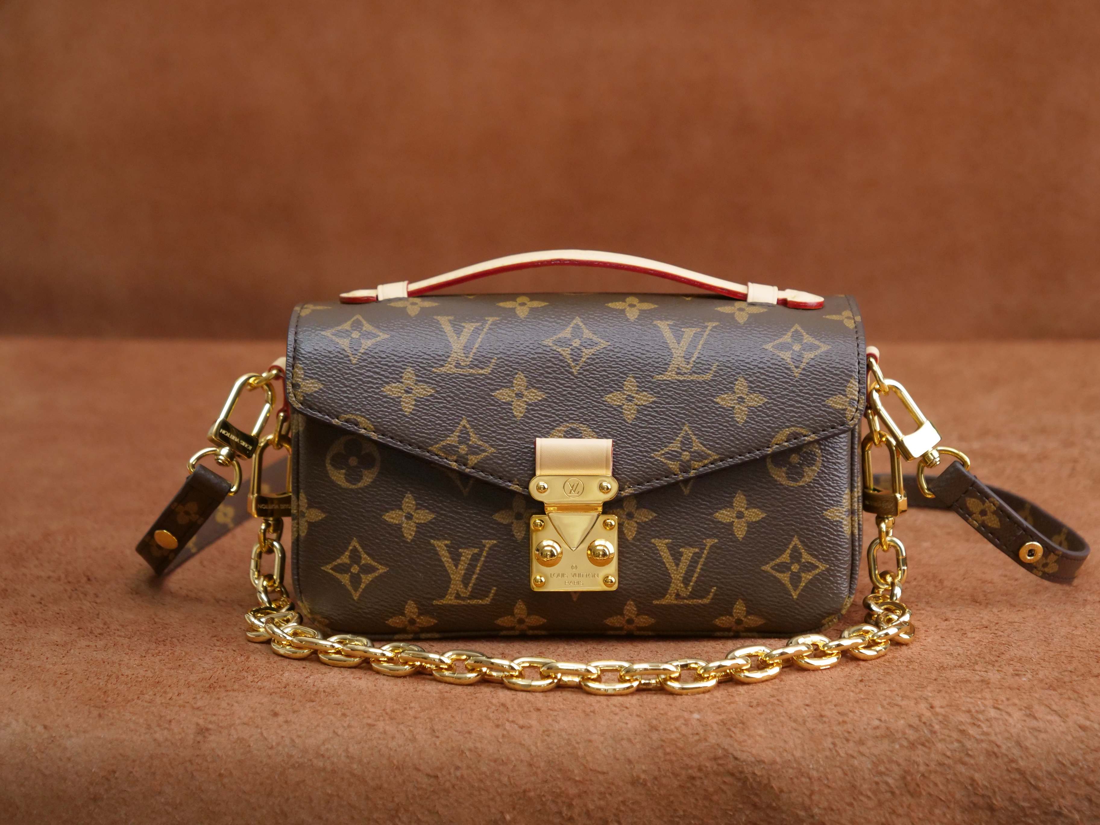 M46279 Pochette Métis East West Bag in Monogram Canvas