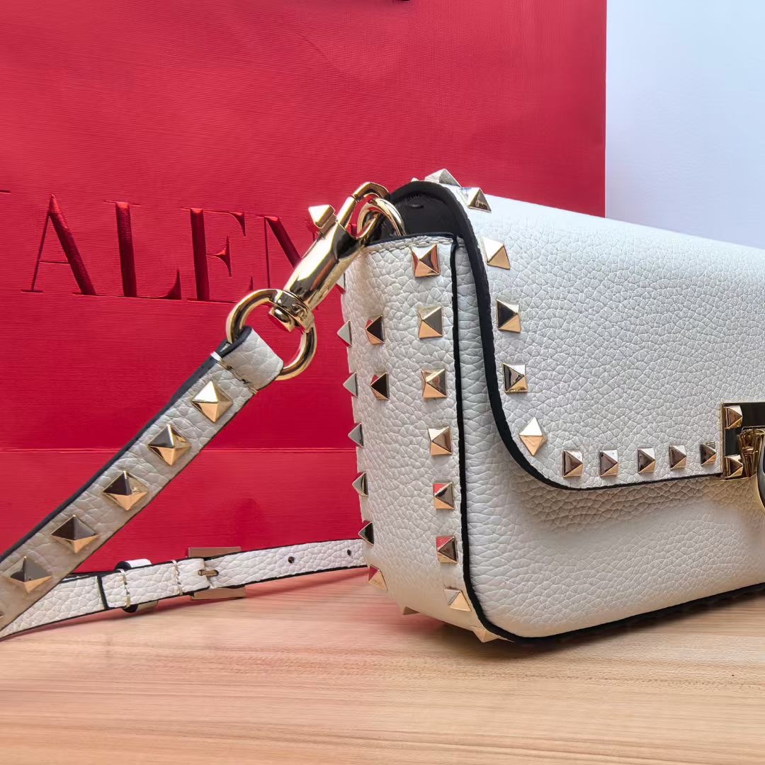 Valentino Garavani Rockstud Shoulder Bag in Grained calfskin-White