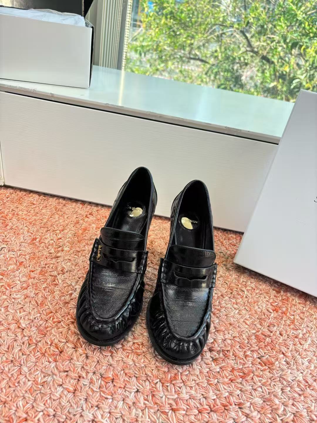 Saint Laurent Le Loafer Pump