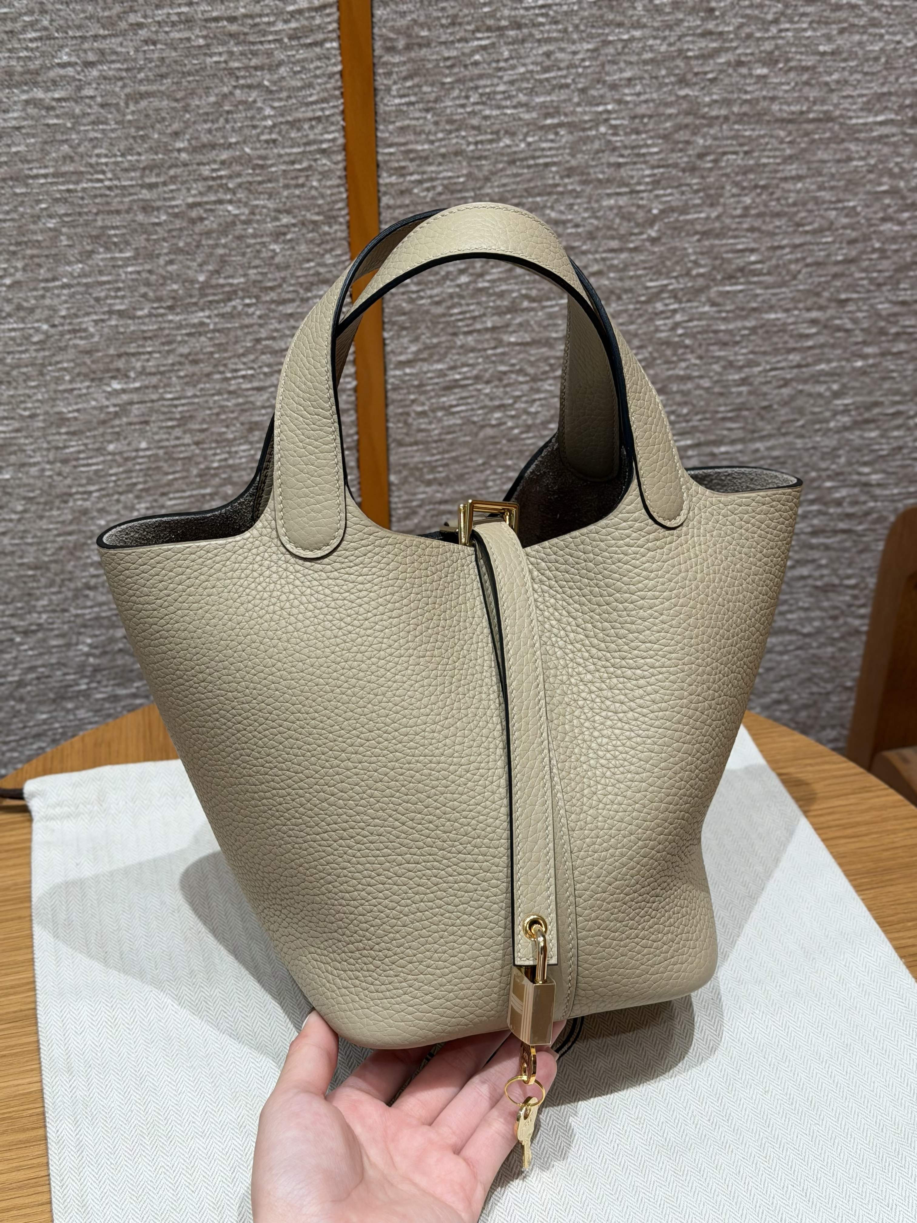 Hermes Trench Clemence Picotin 18