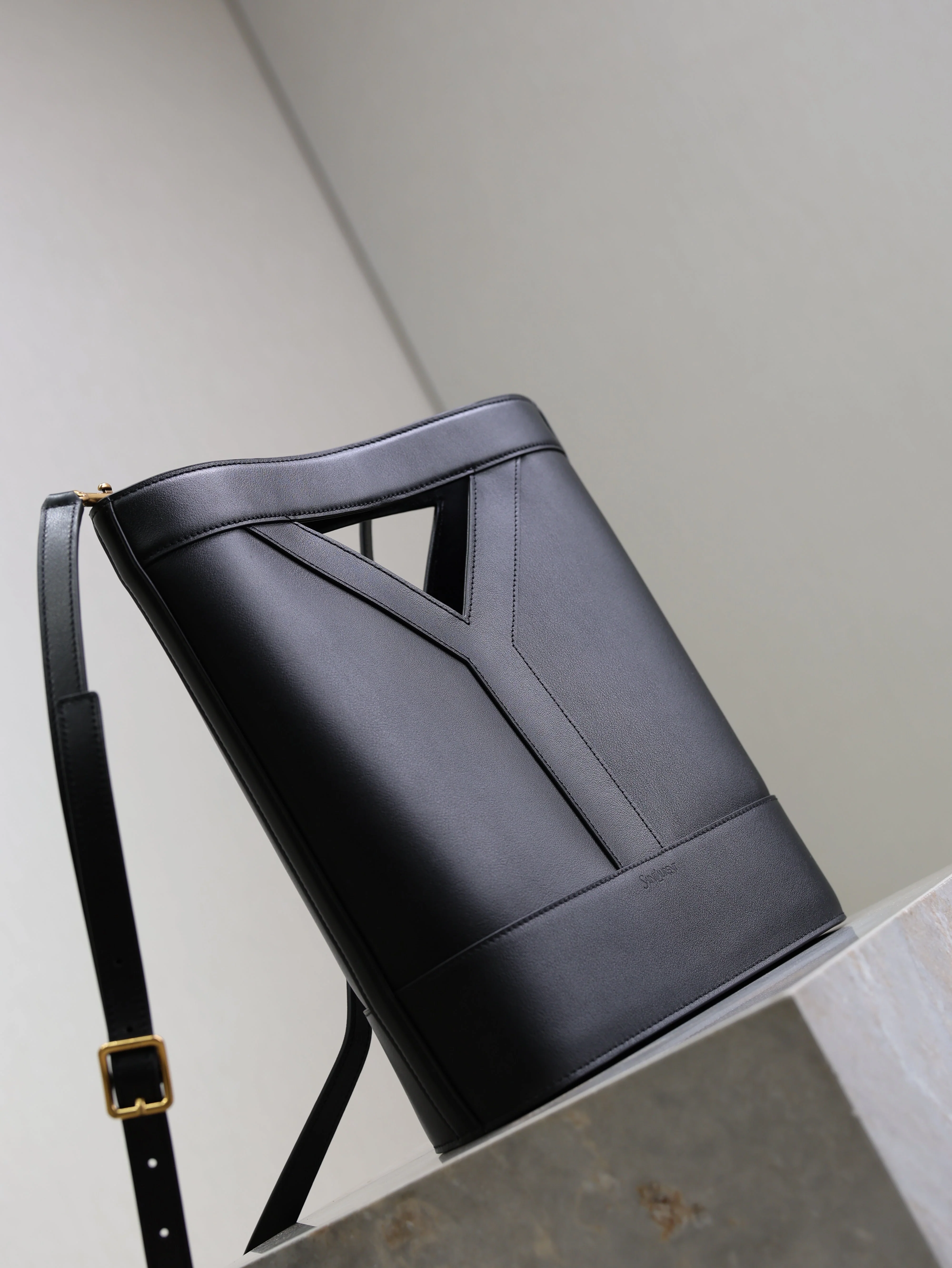 Saint Laurent YSLSmall Bucket 23cm Black Leather