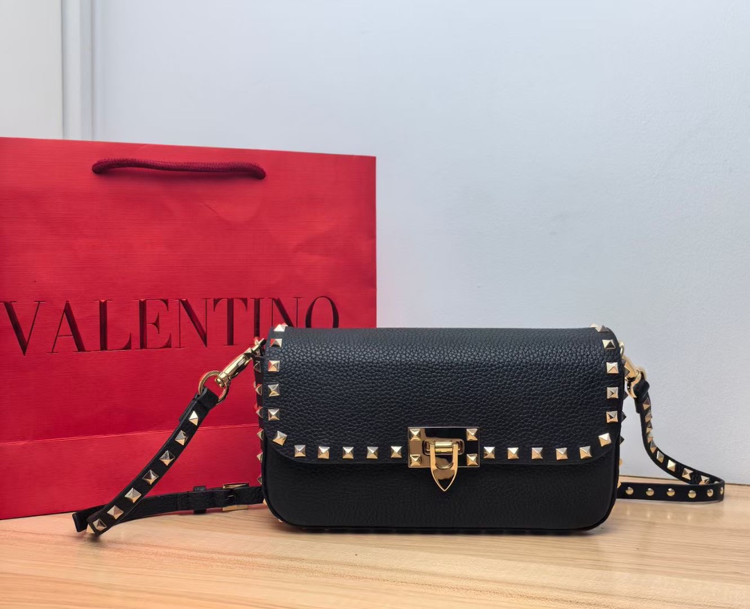 Valentino Garavani Rockstud Shoulder Bag in Grained calfskin-Black