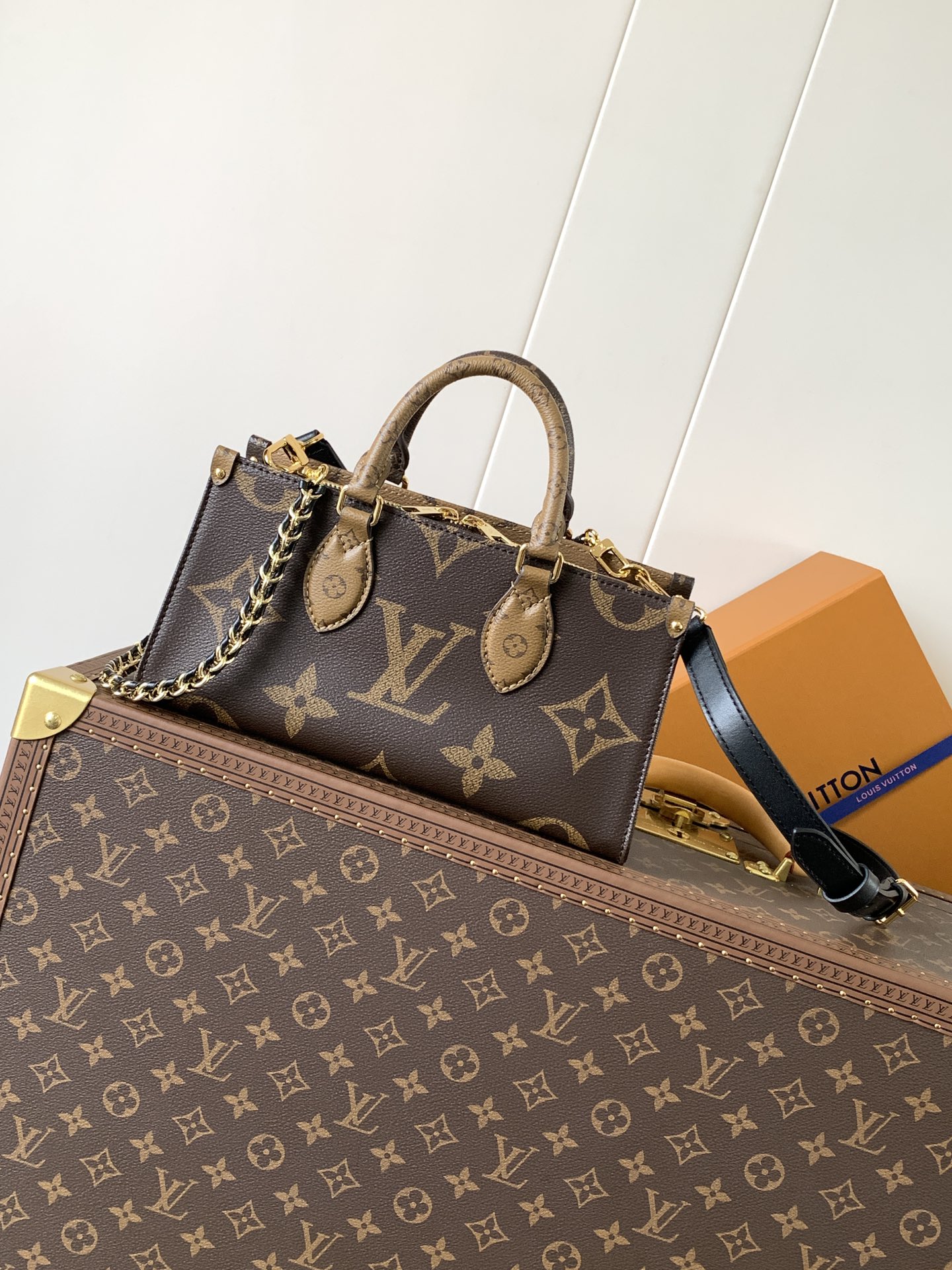 M14236 LV OnTheGo East West Chain Bag In Monogram Reverse canvas