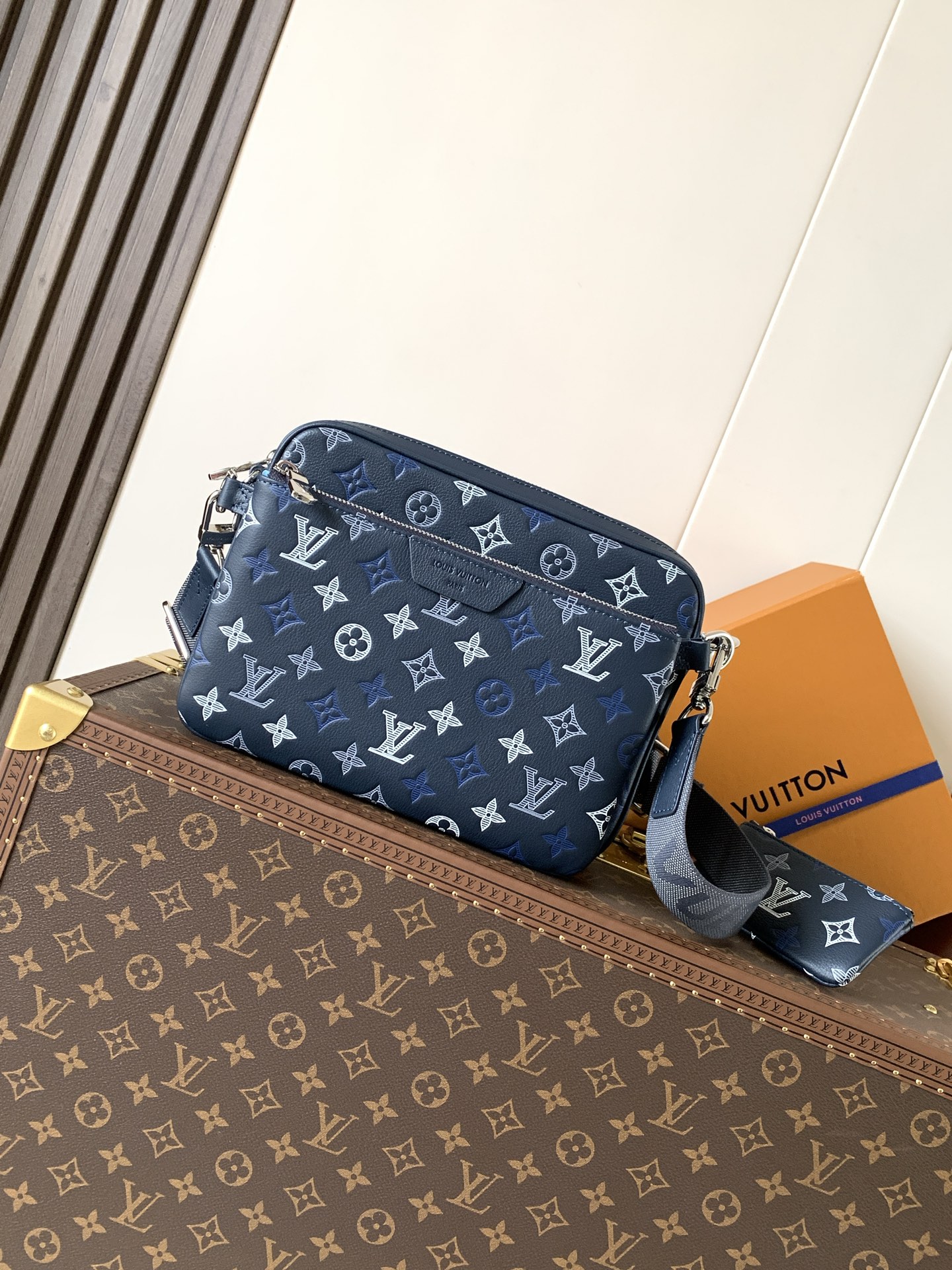LV Louis Vuitton M28618 Trio Messenger