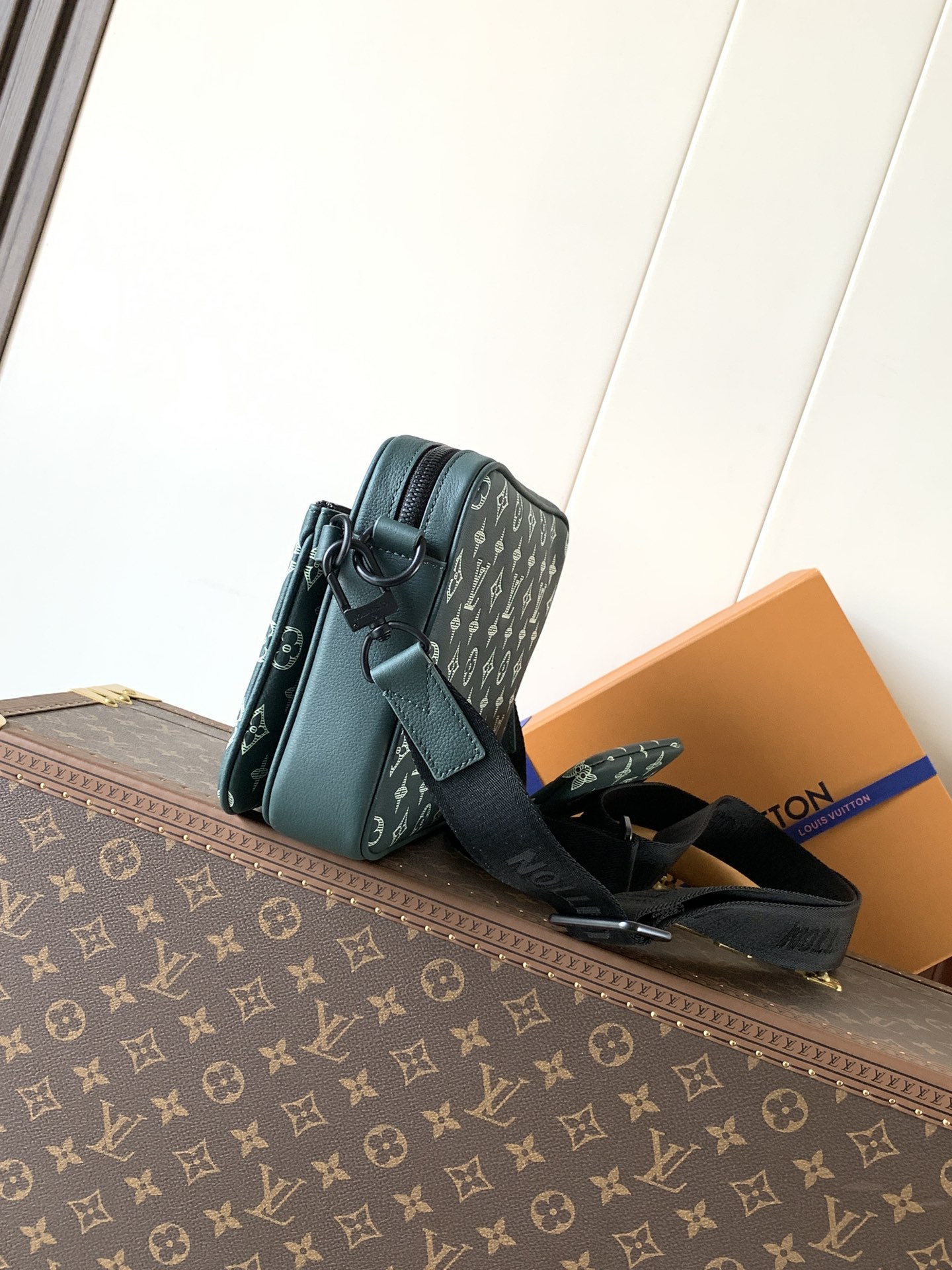 LV Men's Collection Handbag M2754 Trio Messenger