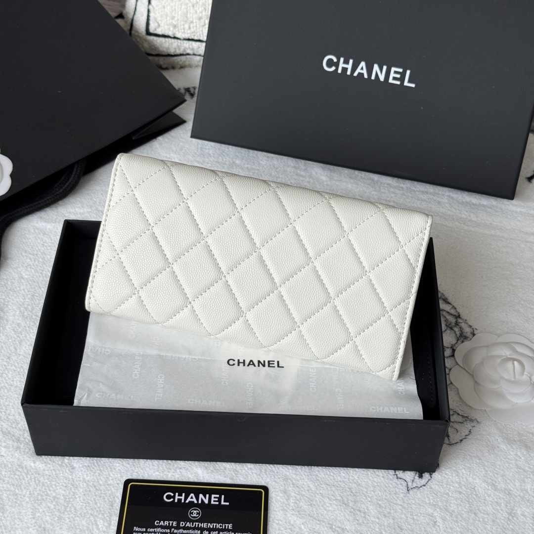 Chanel Classic Large Flap Wallet in White Grained leather Gold-Tone Metal