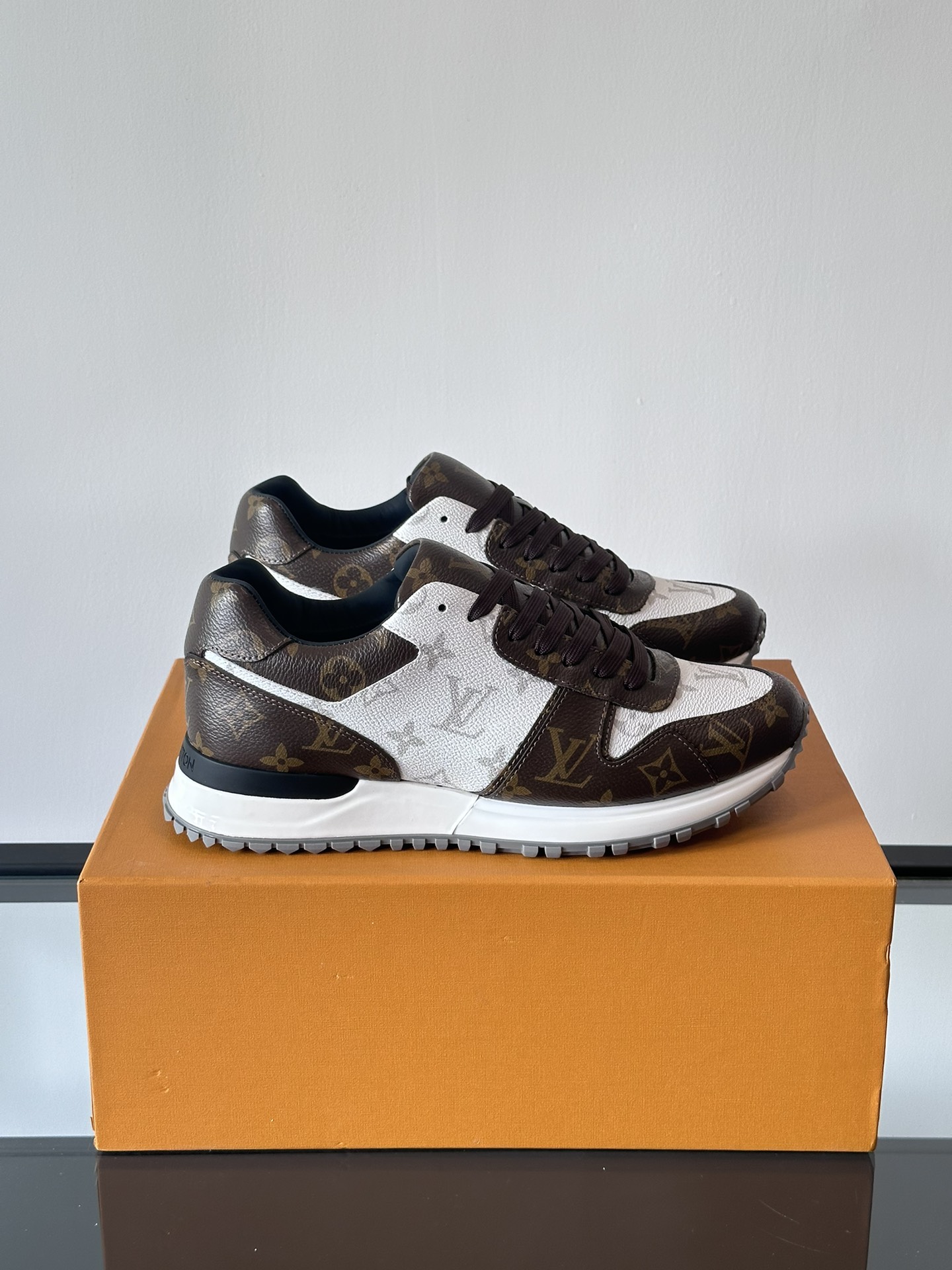 Men's LV Run Away Sneakear