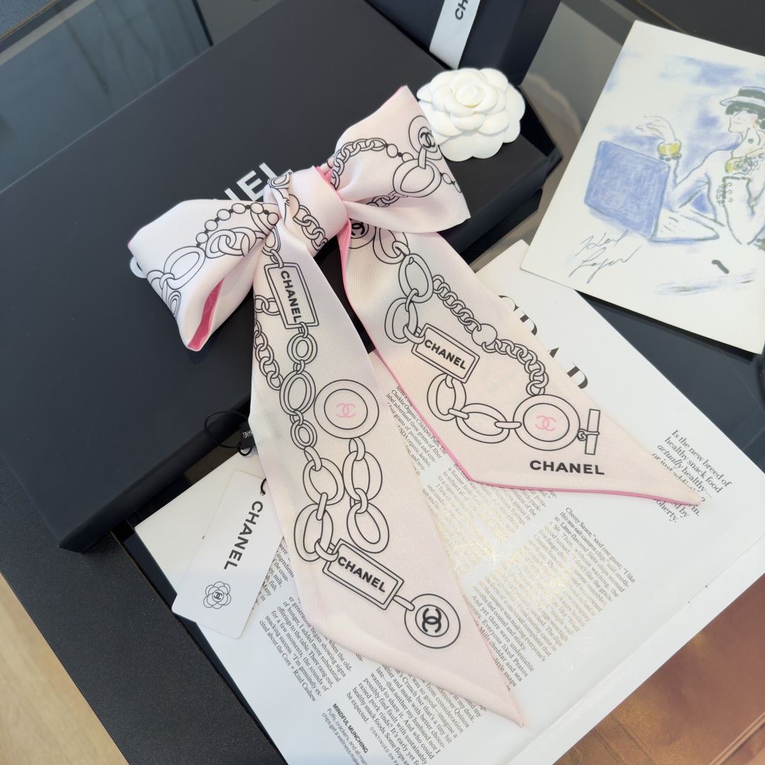 Chanel Twilly Pink Silk Twill Slim Scarf with Chain & Interlocking CC Motif - KAIROO