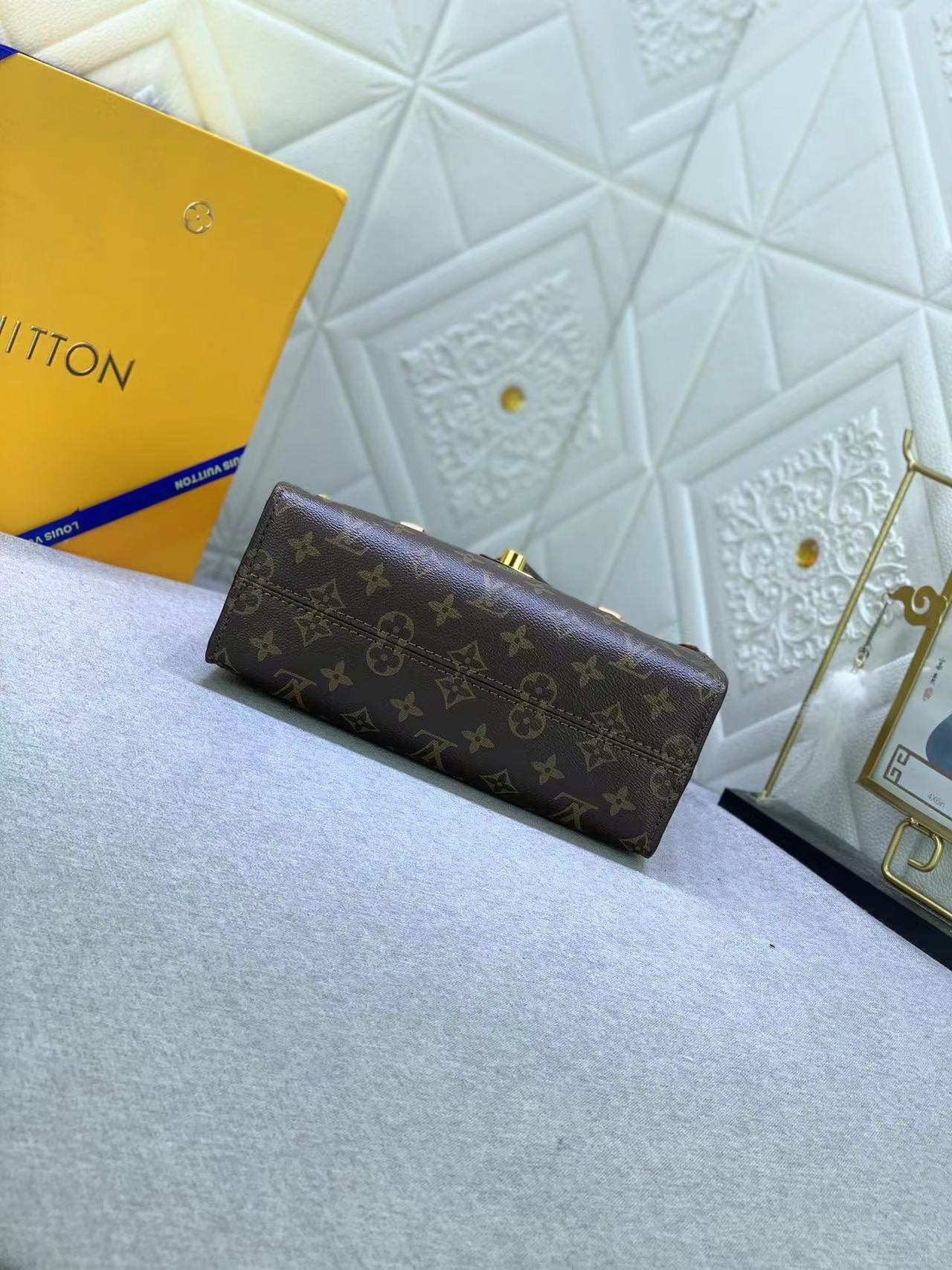 Louis Vuitton LV Business & Travel Bags Lock & Go