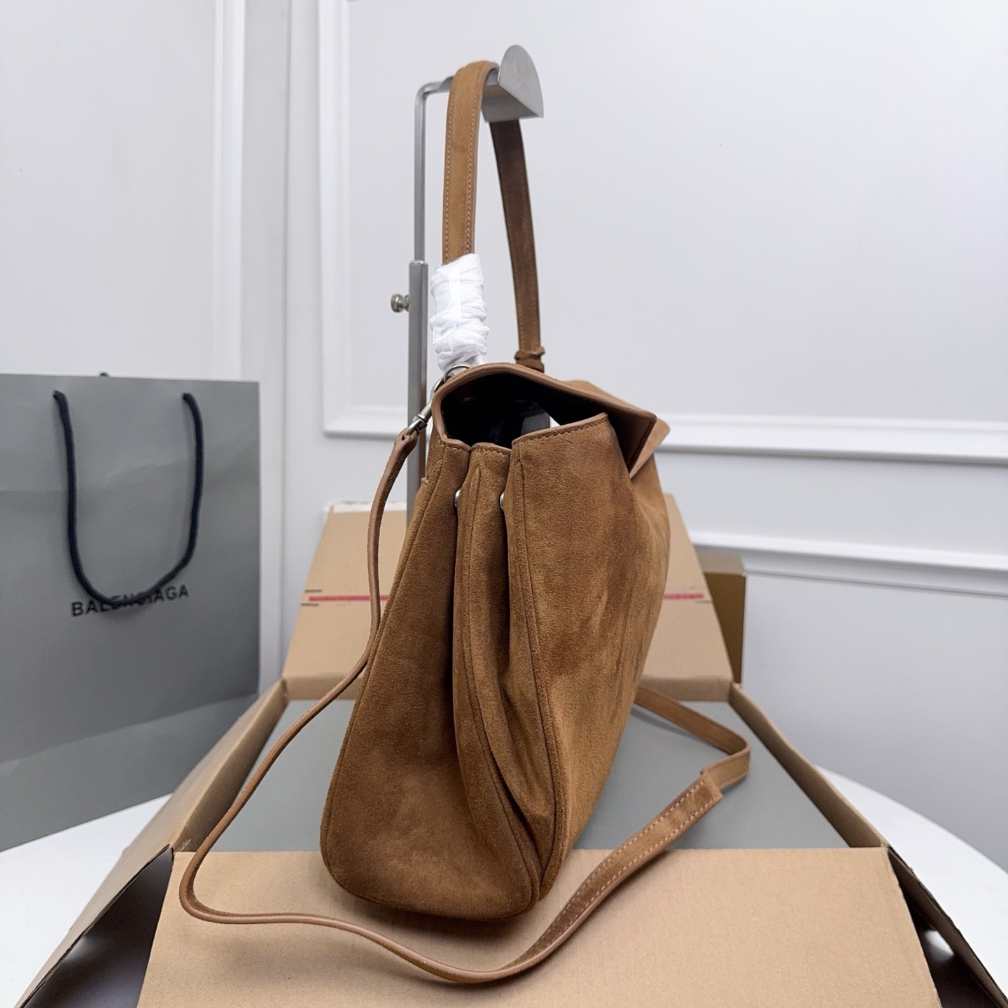 𝐁alenciaga Women's Rodeo Handbag Medium Bag in Camel