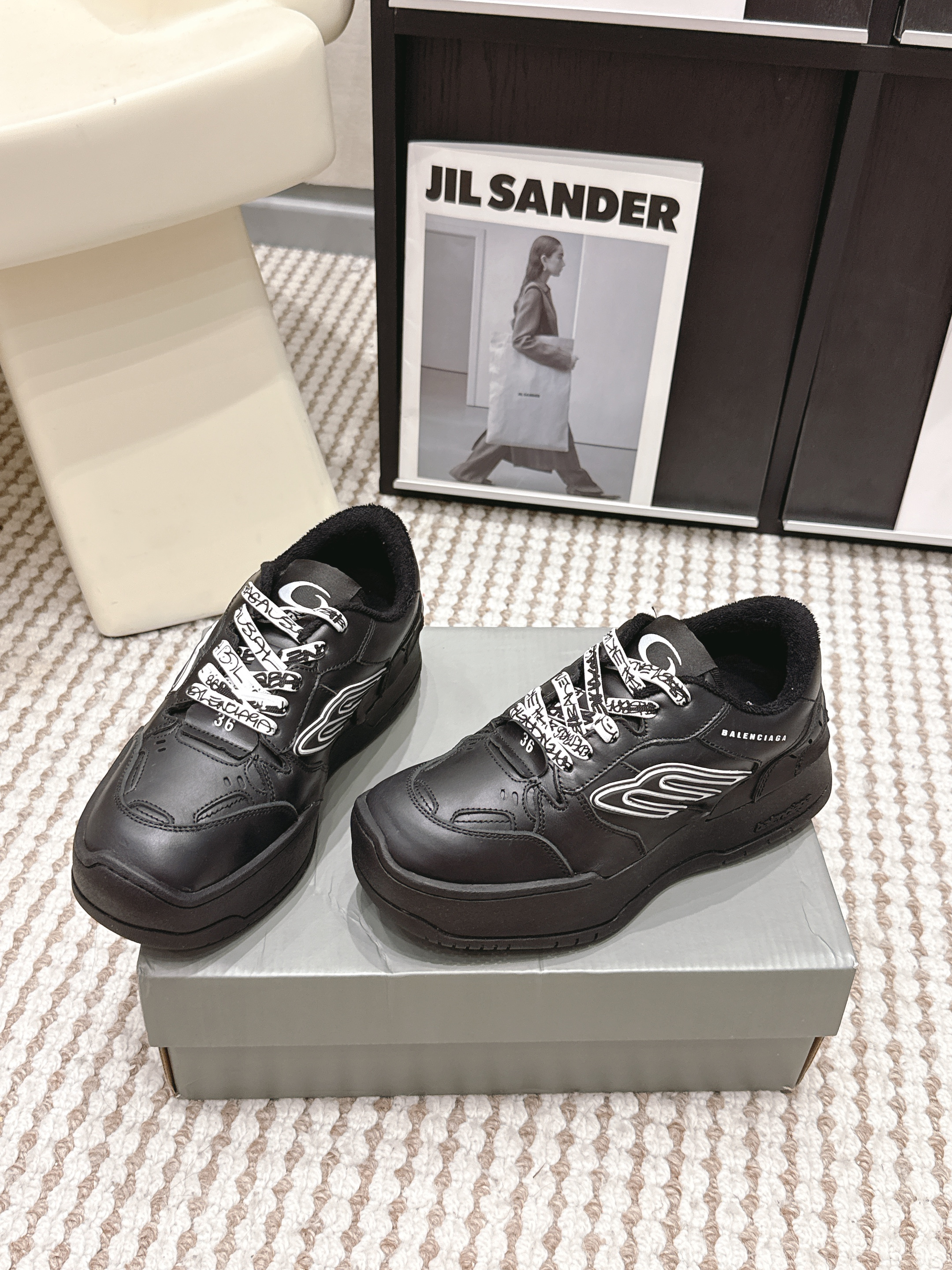 Balenciaga Balenciaga Hamptons Worn-Out Sneakers