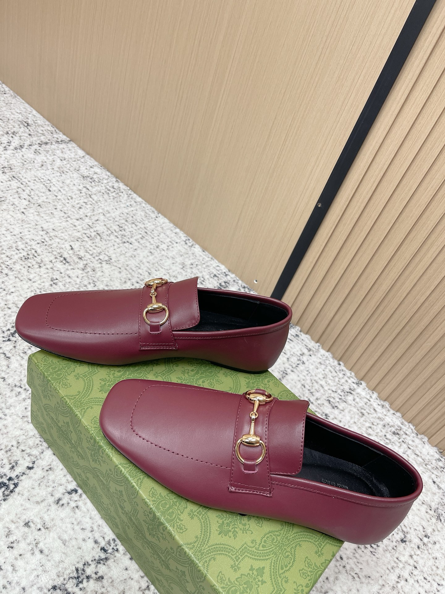 Gucci Jordann Unisex Leather Loafers in Bordeaux