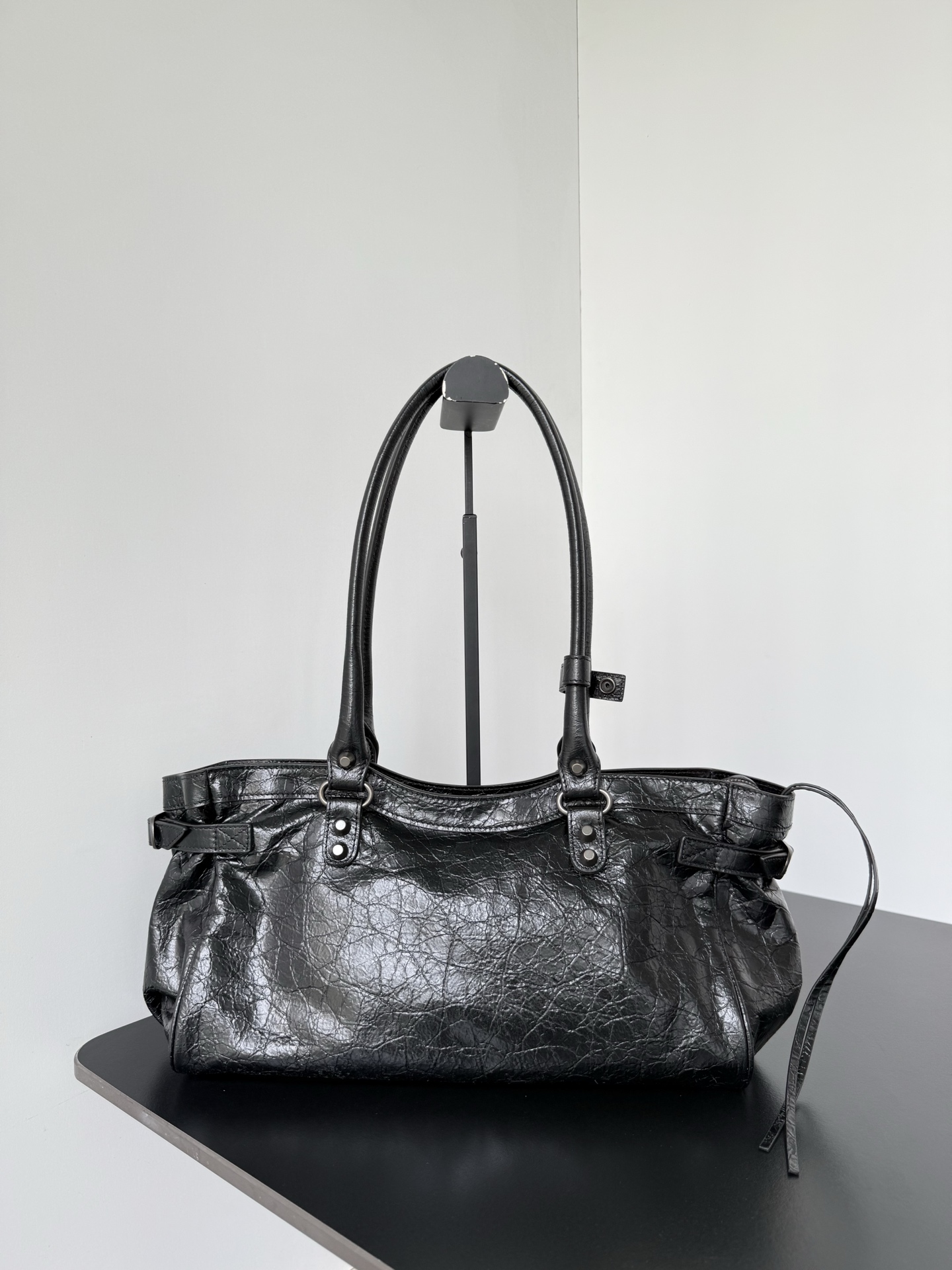 𝐁alenciaga Le City Bag East-west in Black Lambskin