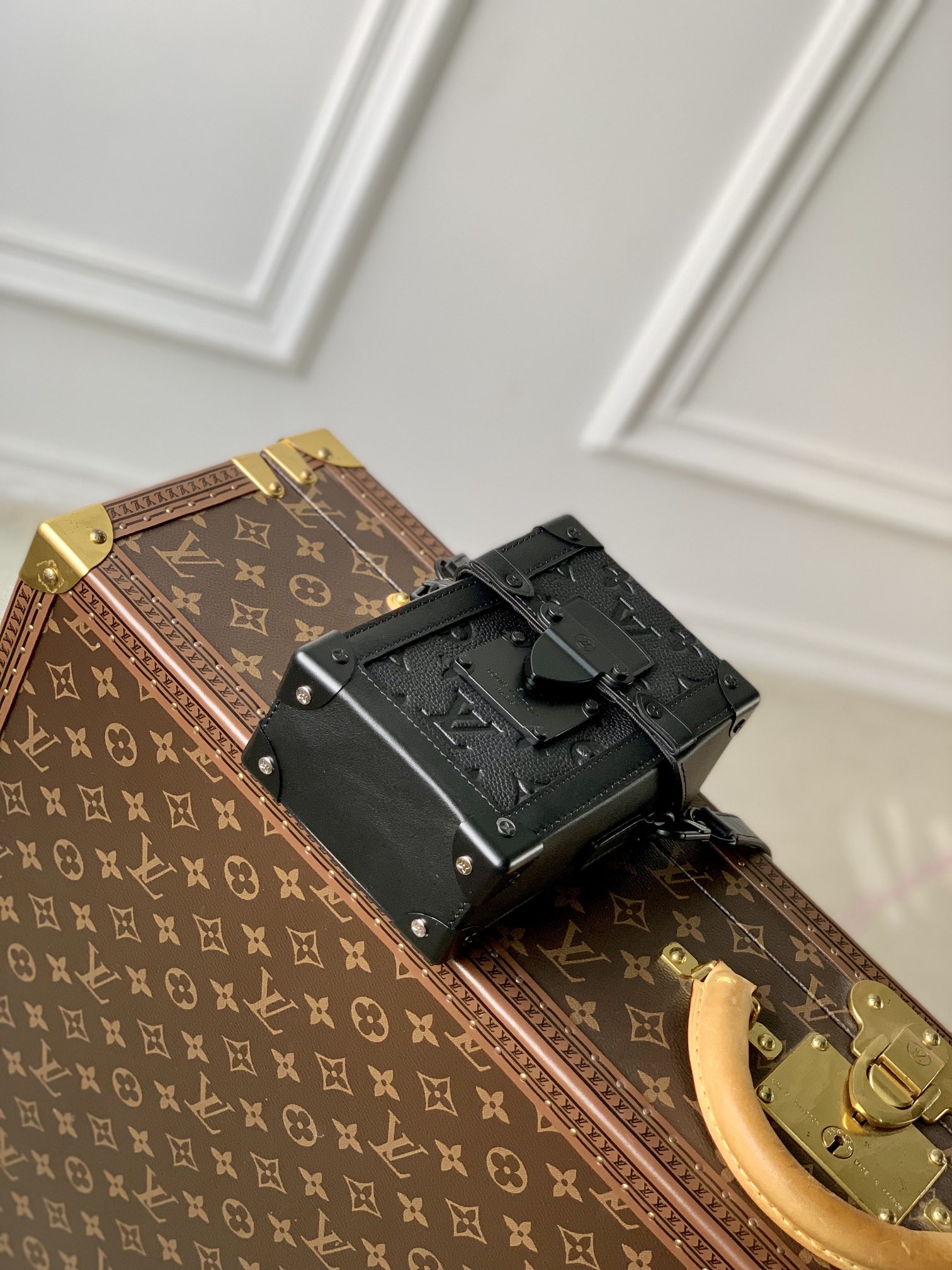 Louis Vuitton LV Vertical Trunk Wearable Wallet M82070