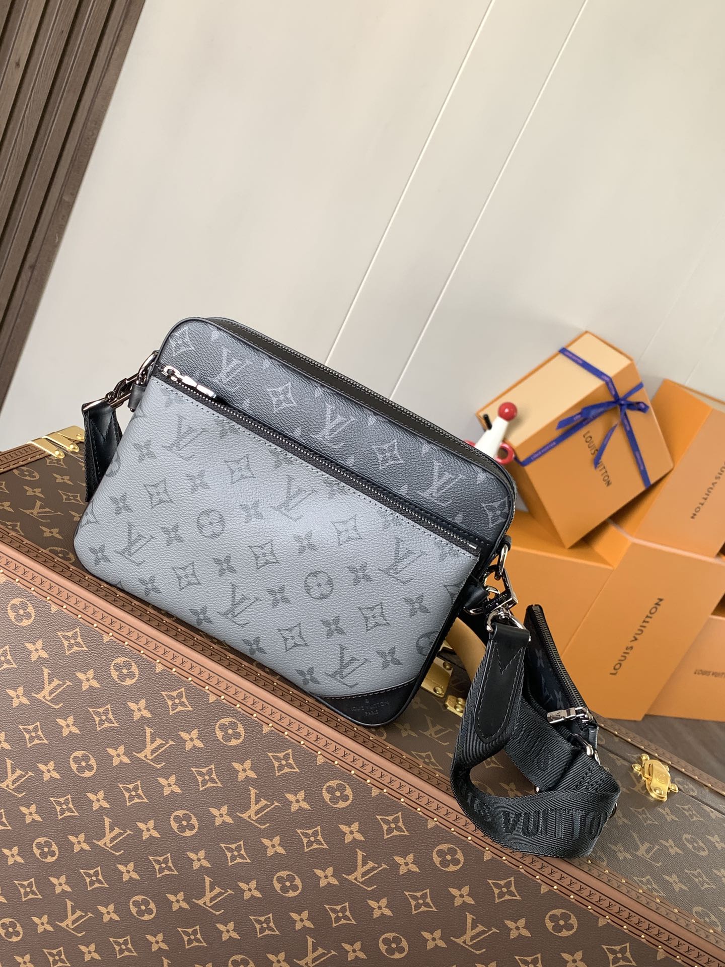 LV Men's Collection Handbag M69443 Trio Messenger