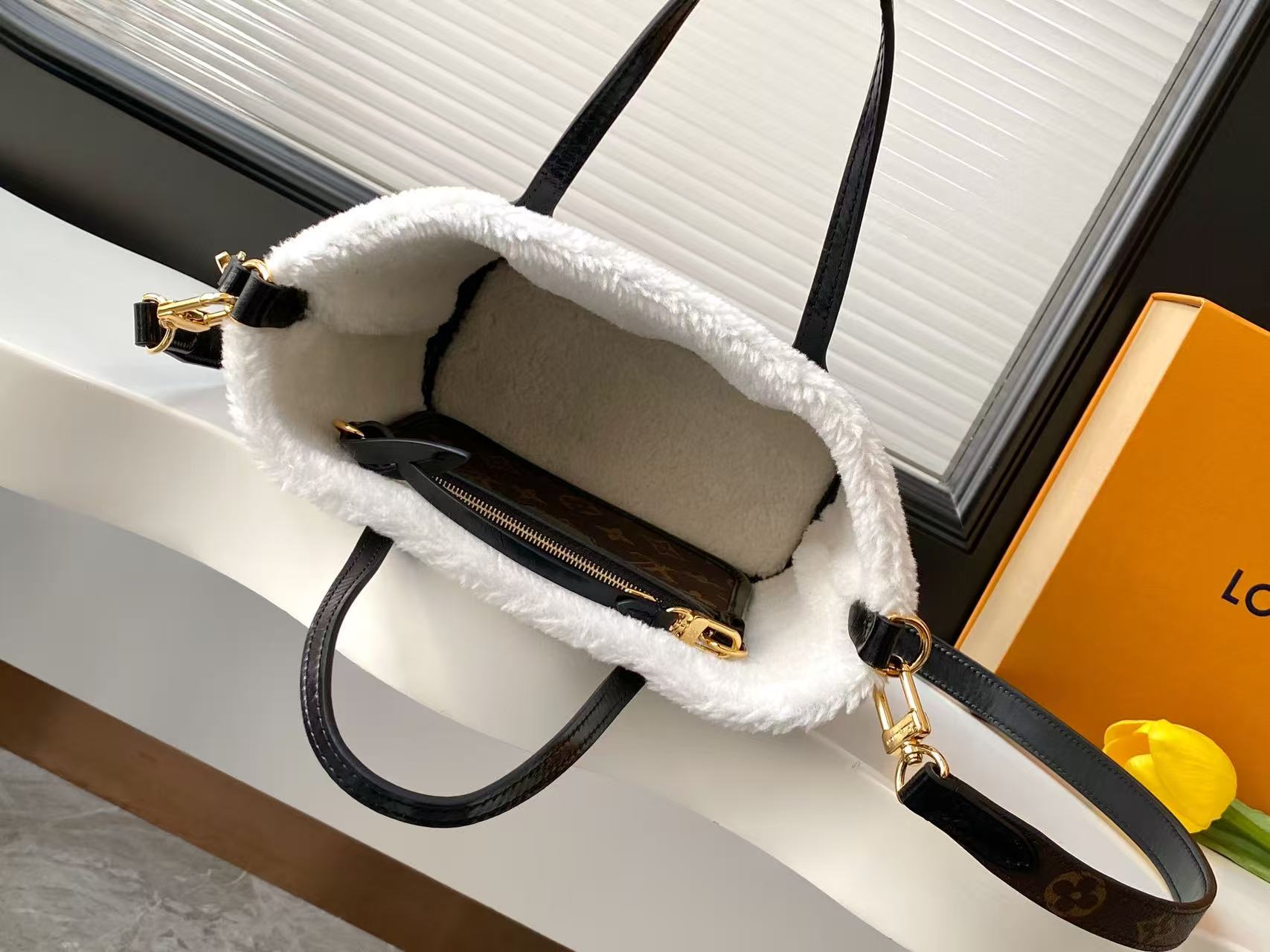 Louis Vuitton Neverfull Bandouli è re Inside Out BB handbag
