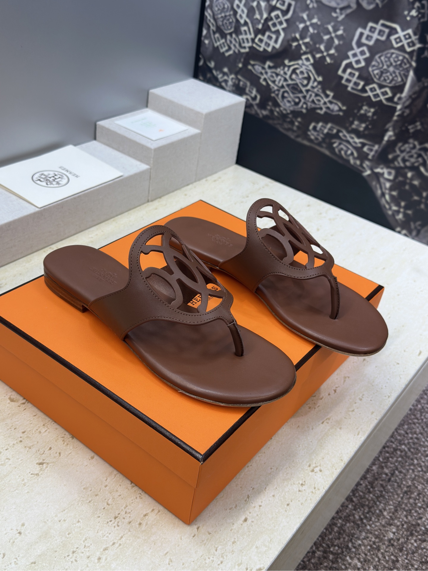 Hermes Mage leather Flip-Flops in Brown