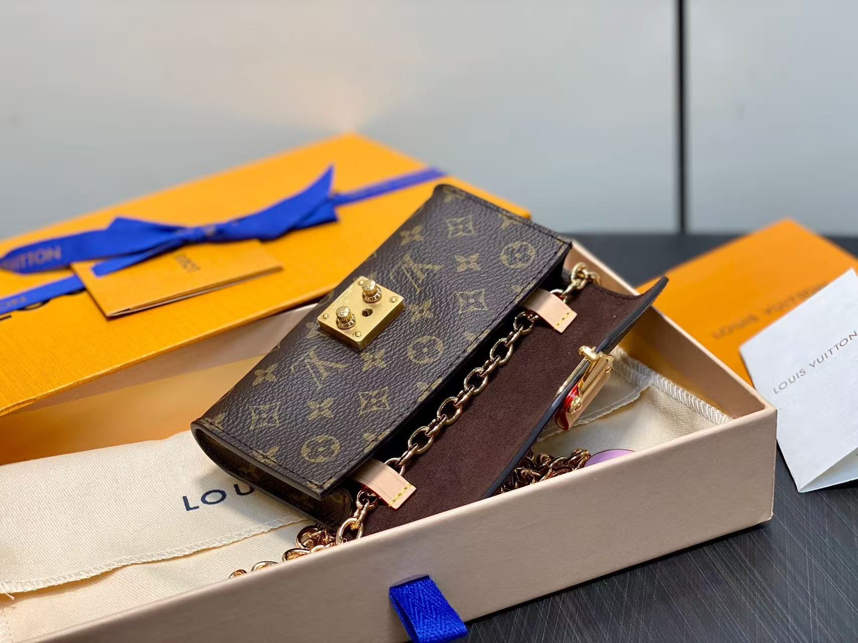 Louis Vuitton LV Pouch Metis chain waist bag