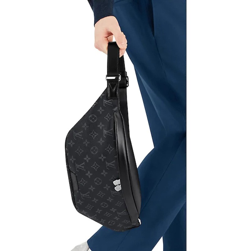 Discovery Bumbag Monogram Eclipse Canvas M44336