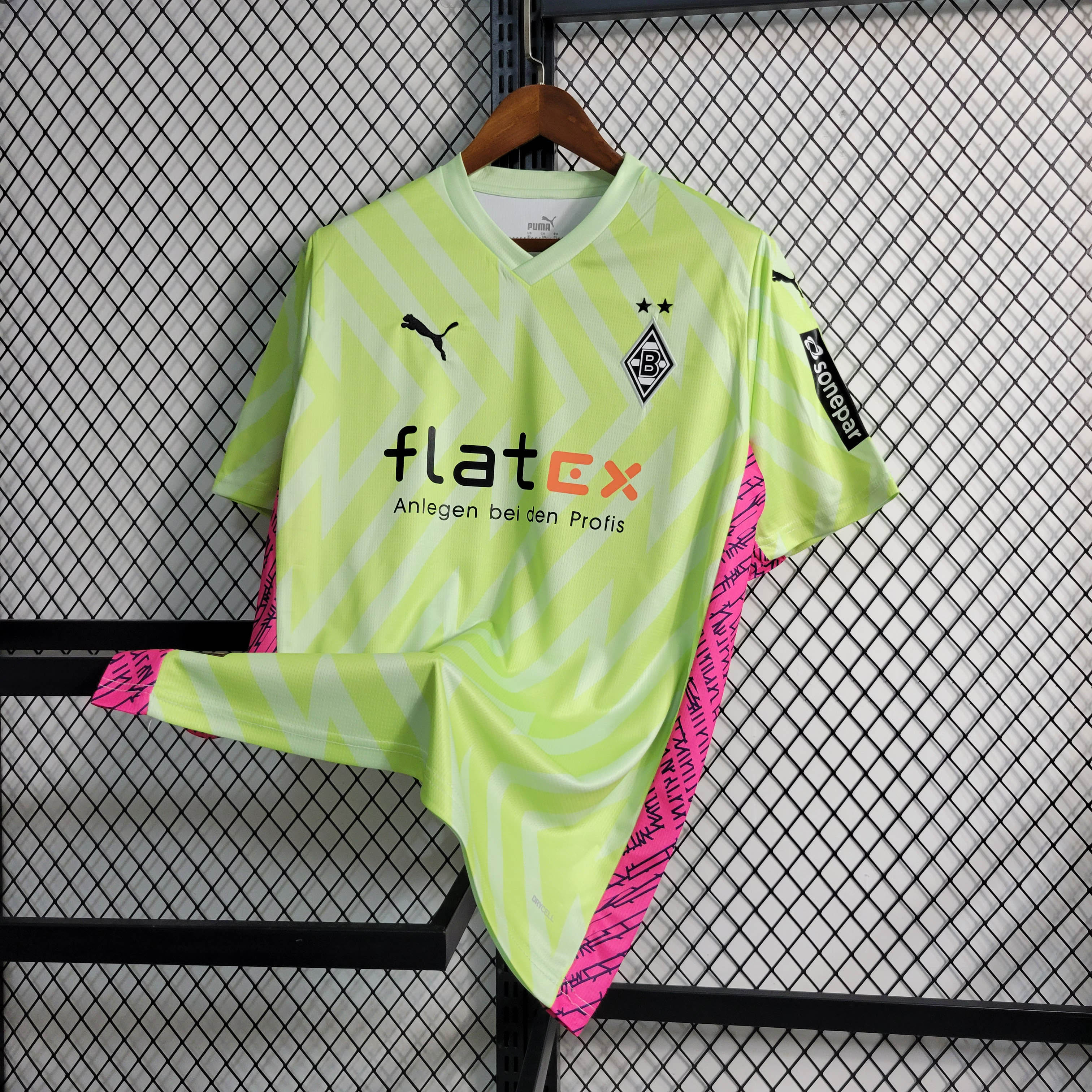 2023/2024 Borussia Mönchengladbach Goalkeeper Fluorescent Green Football Jersey 1:1 Thai Quality