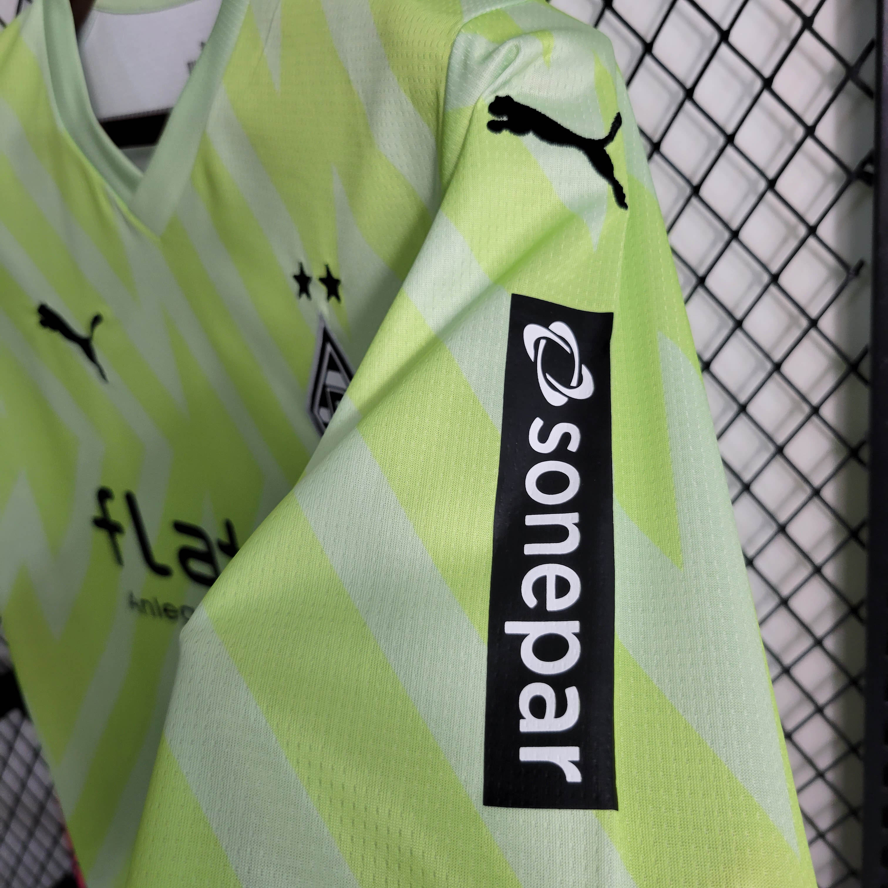 2023/2024 Borussia Mönchengladbach Goalkeeper Fluorescent Green Football Jersey 1:1 Thai Quality