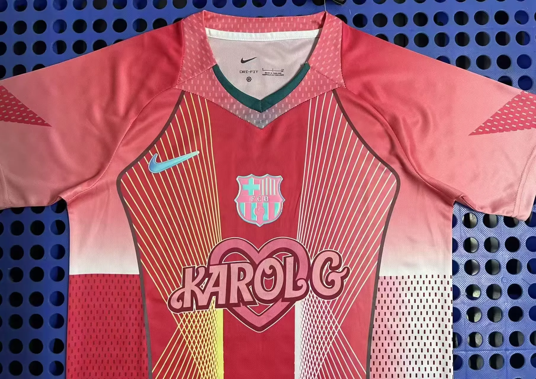 2025/2026 Barcelona Special Edition Pink Heart-shaped Football Shirt 1:1 Thai Quality