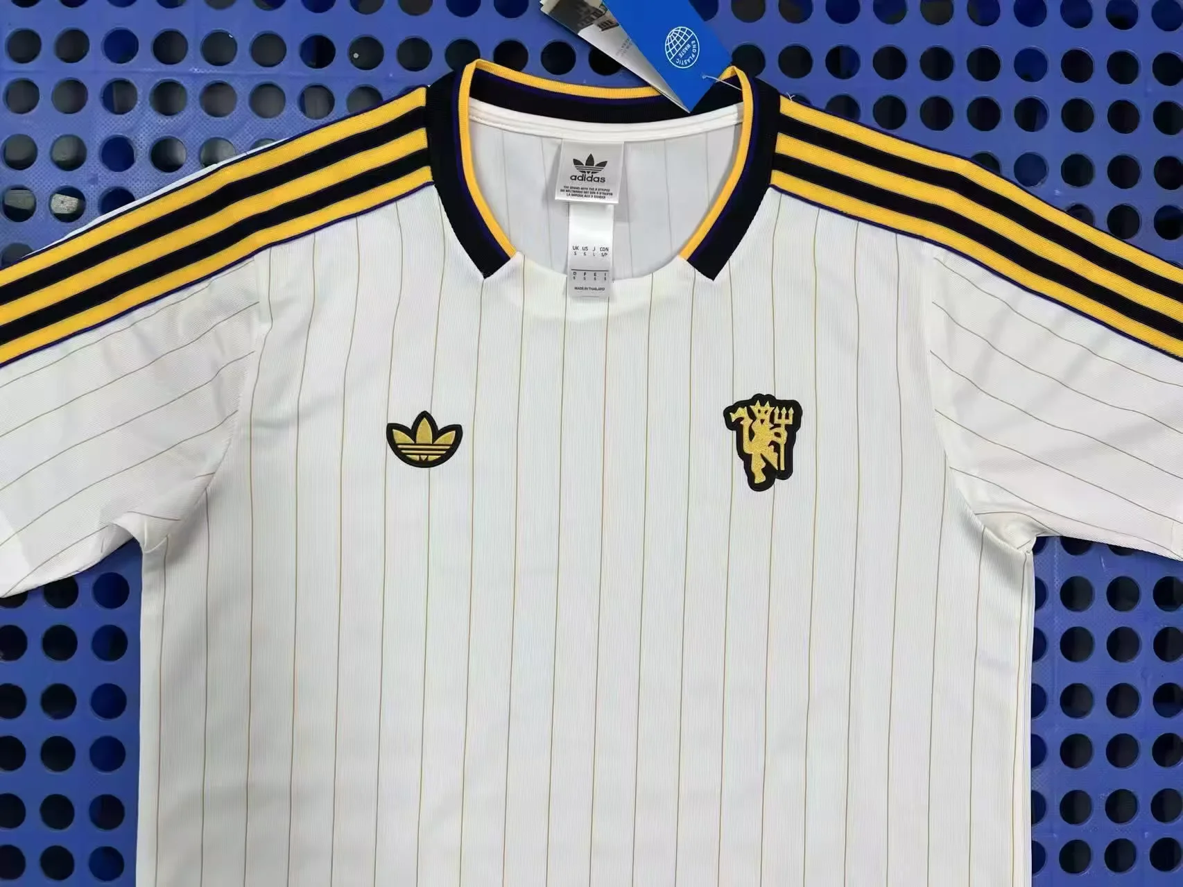 2025 Manchester United Retro levver White Fans Football Shirt 1:1 Thai Quality