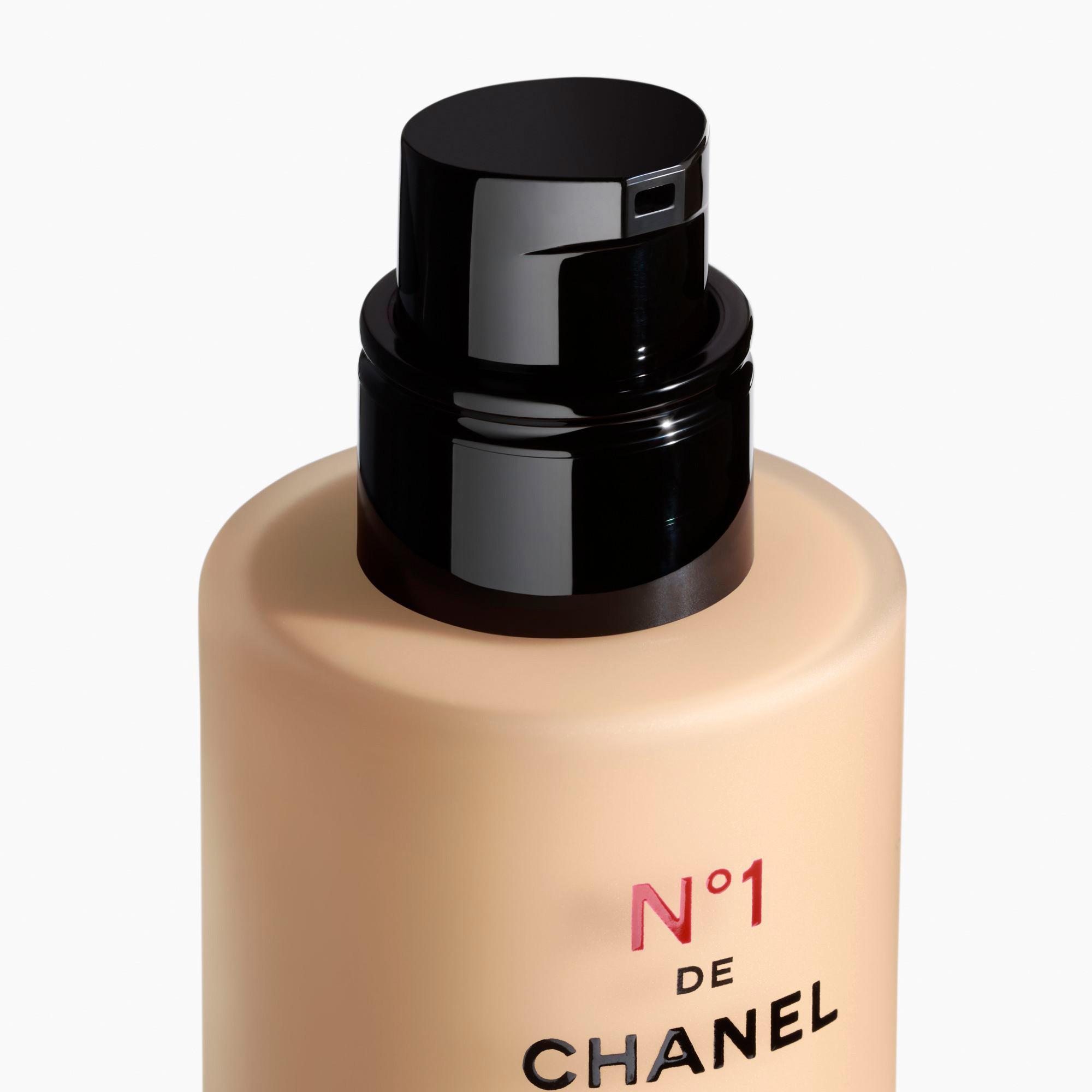 CHANEL N°1 DE CHANEL REVITALISIERENDE FOUNDATION verleiht leuchtkraft - spendet feuchtigkeit - schützt