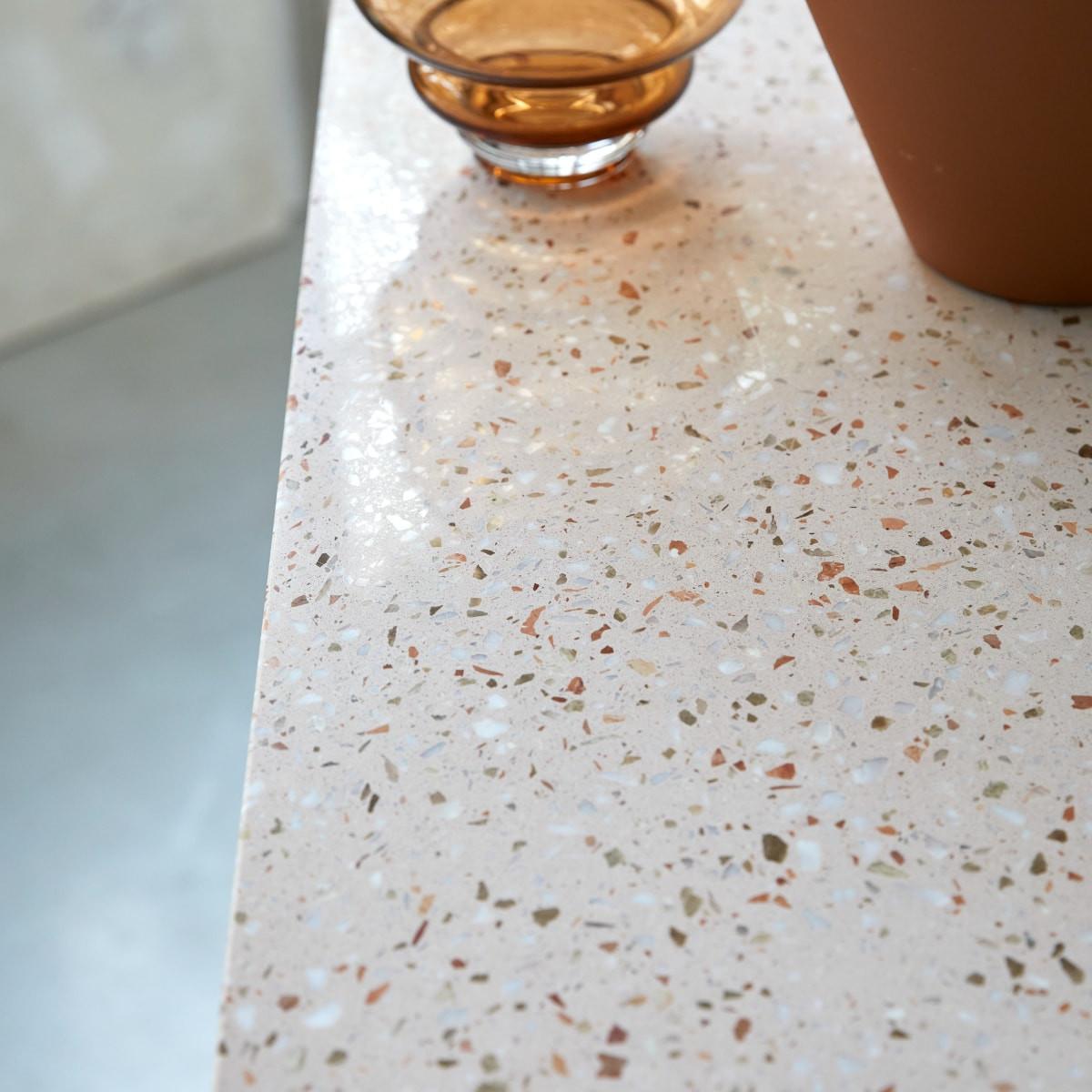 Tikamoon Niedriges Bücherregal aus massivem Teak mit Premium-Terrazzo Pink Miho