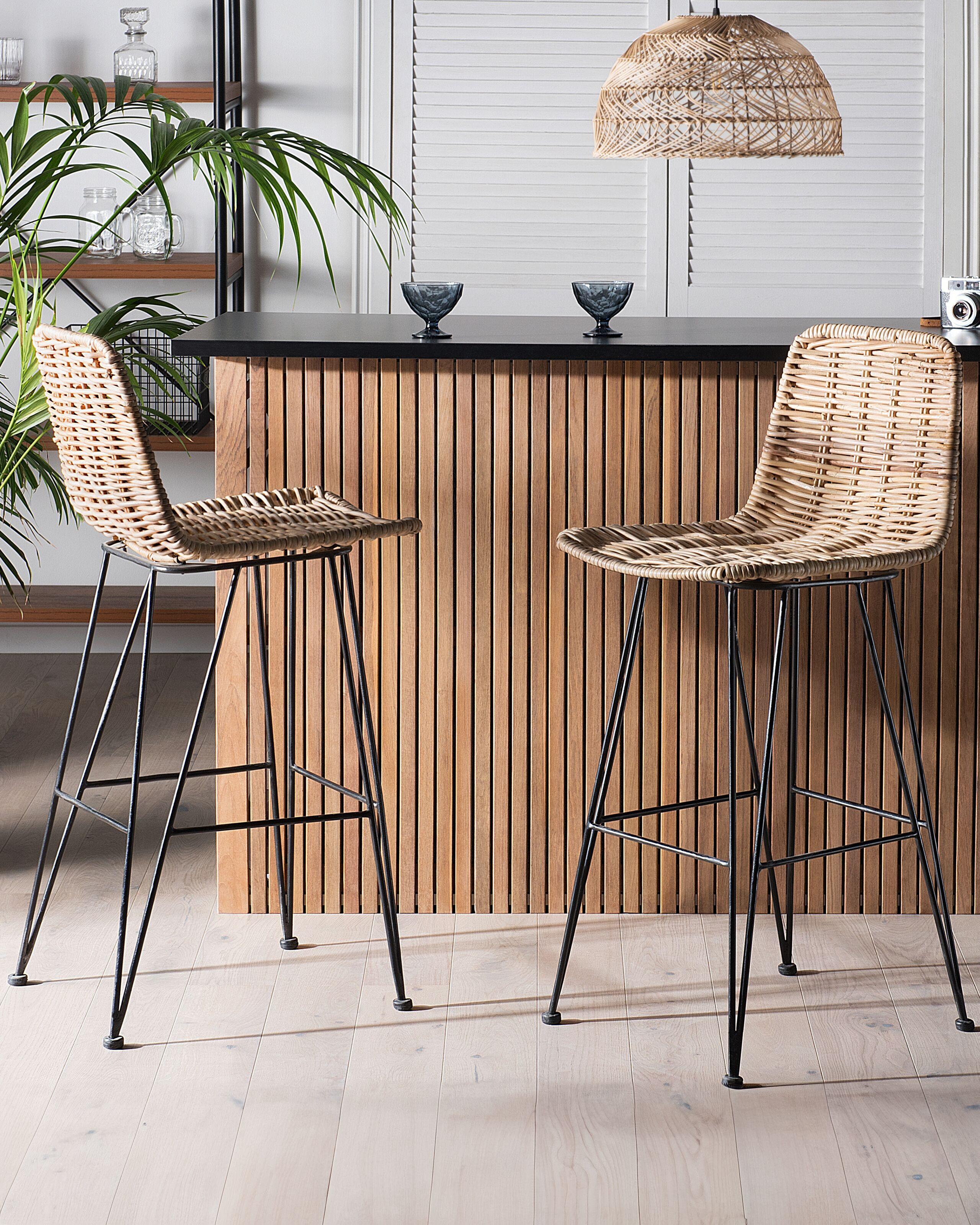Beliani Set mit 2 Barstühlen aus Rattan Boho CASSITA