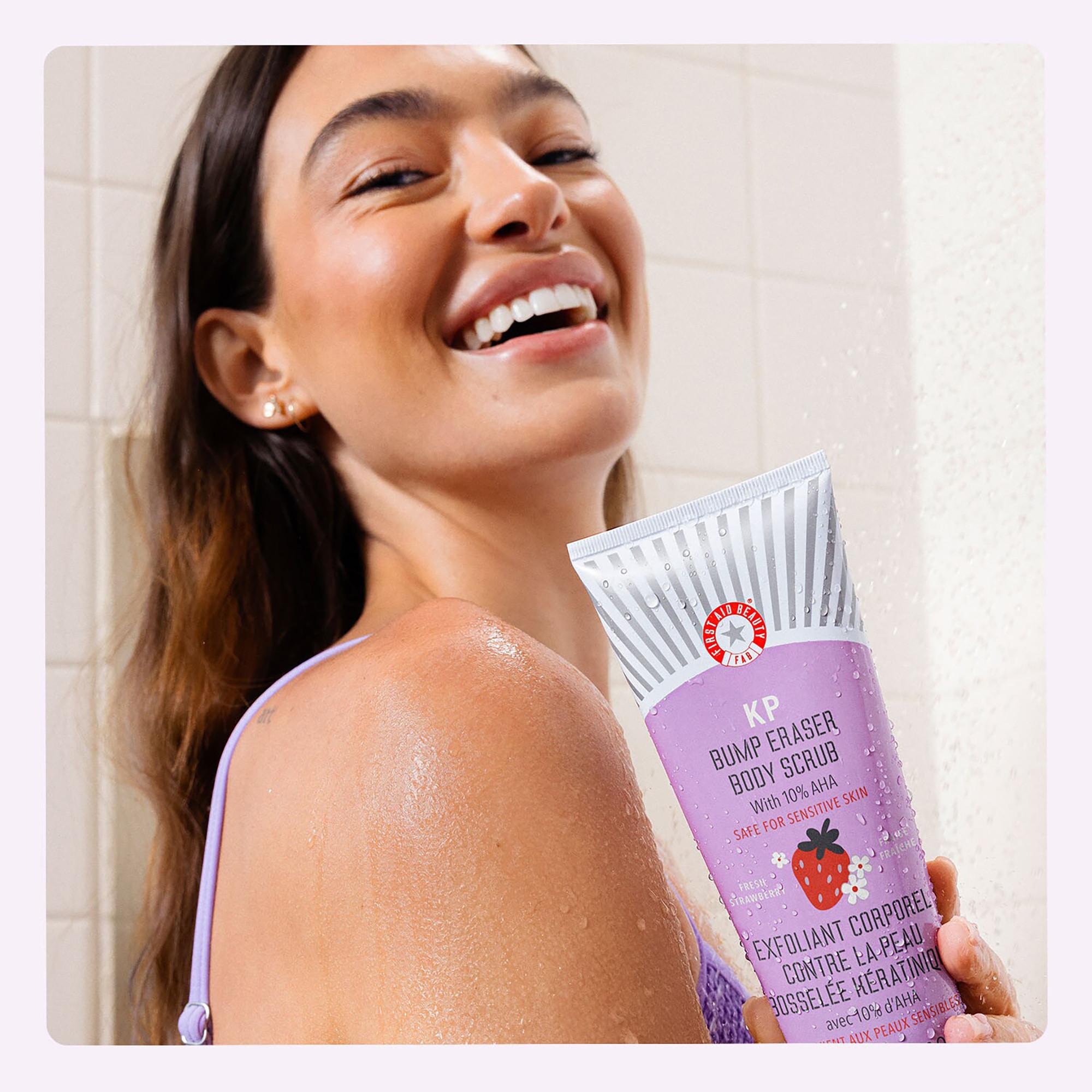 FIRST AID BEAUTY KP Body Scrub Strawberry - AHA-Körperpeeling mit Erdbeere für sofortige Zartheit