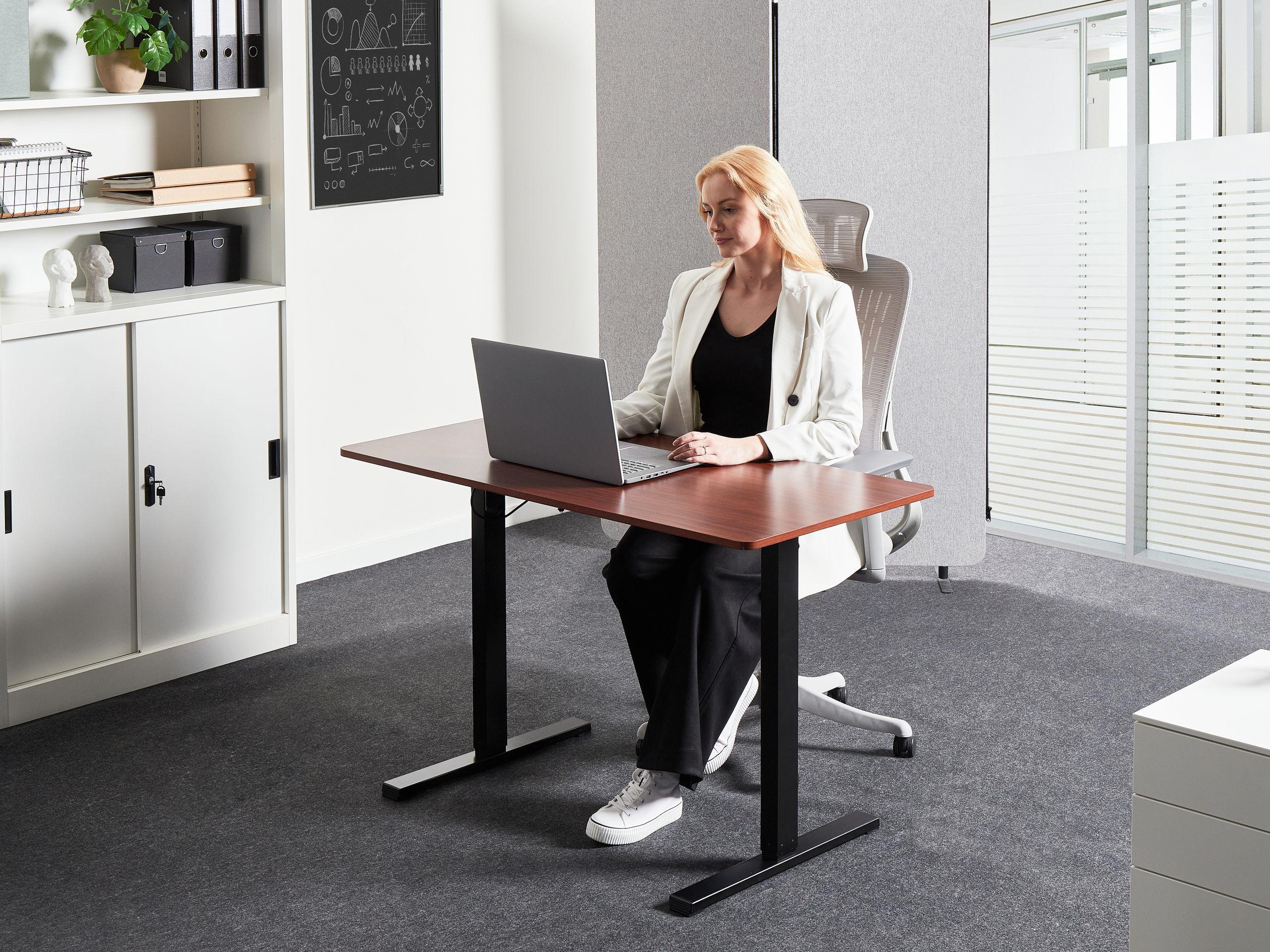 Beliani Schreibtisch elektrisch höhenverstellbar aus Faserplatte Modern TAVARES