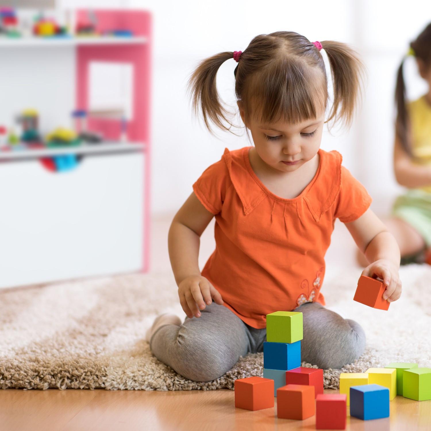 Northix Kinderregal mit Bausteinplatten
