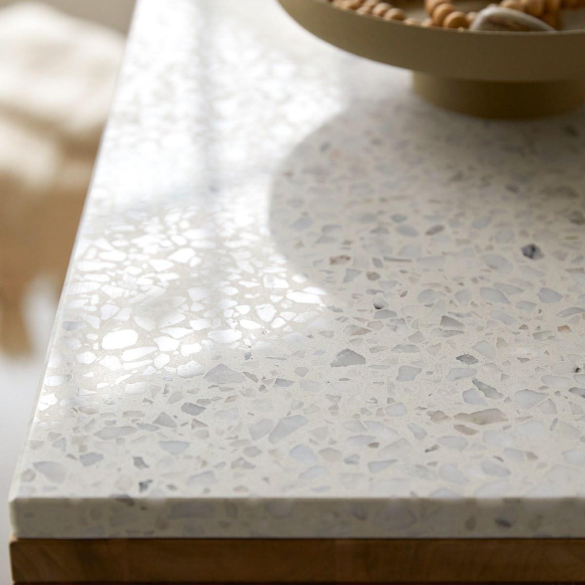 Tikamoon Konsole aus massivem Teak mit Premium-Terrazzo White Miho