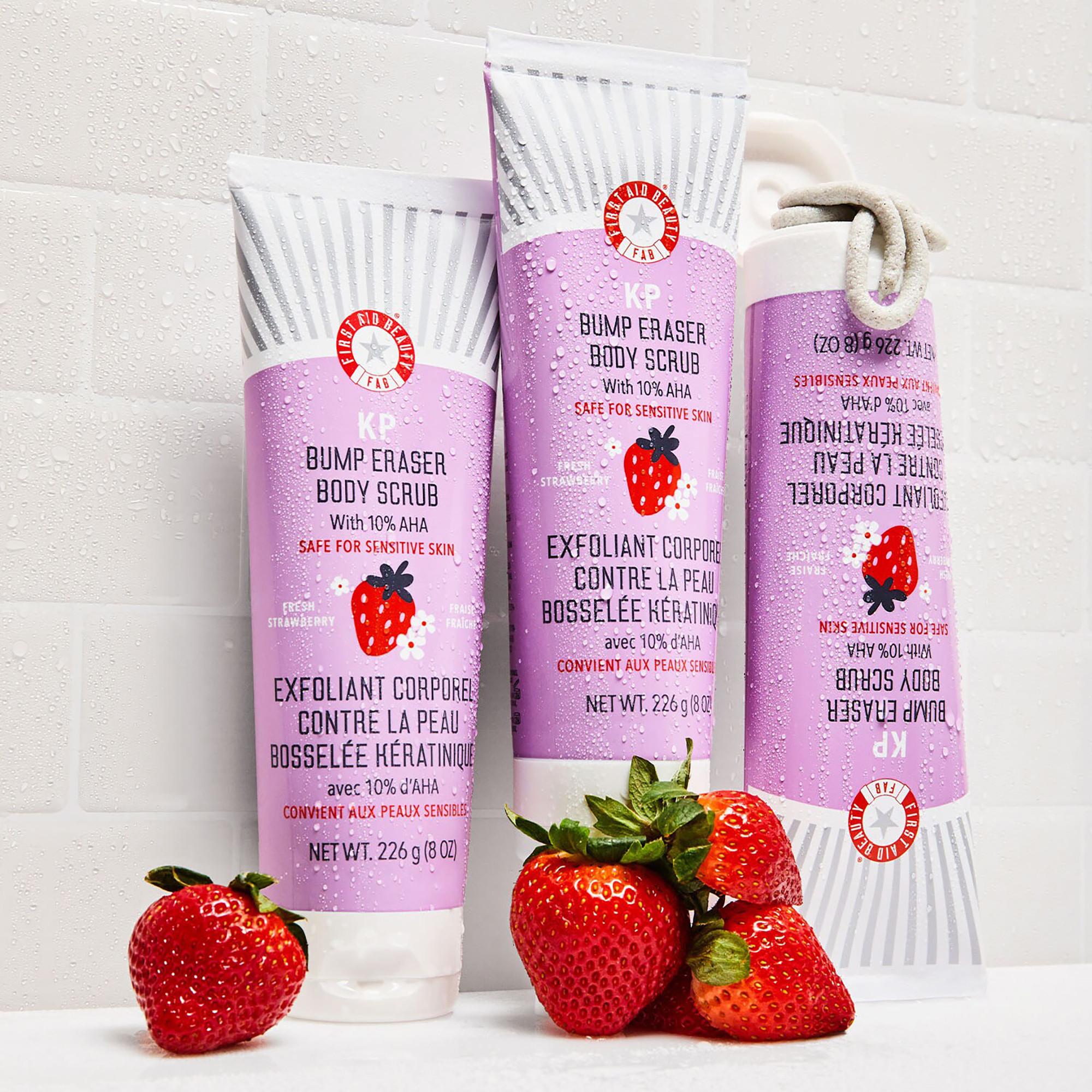 FIRST AID BEAUTY KP Body Scrub Strawberry - AHA-Körperpeeling mit Erdbeere für sofortige Zartheit