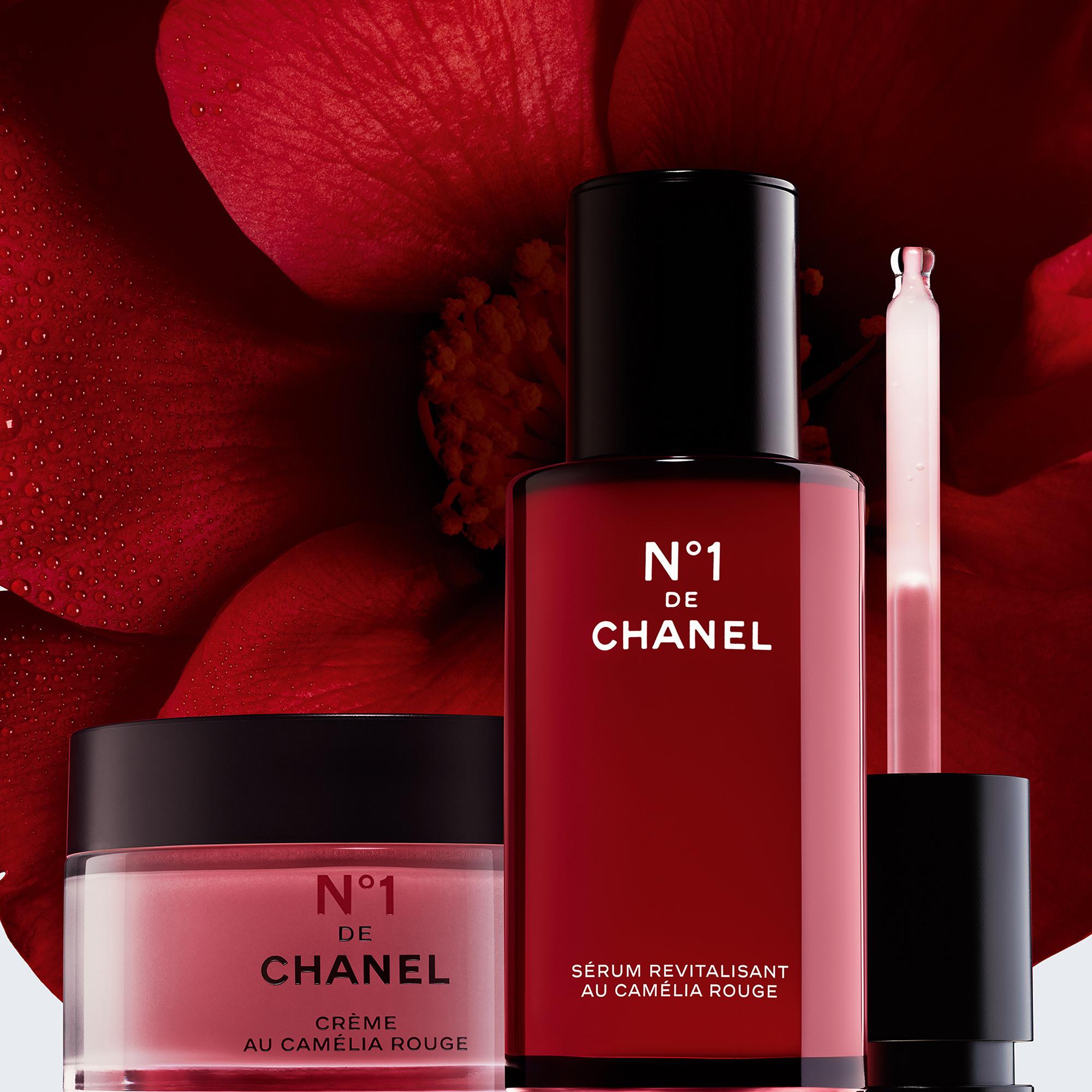 CHANEL N°1 DE CHANEL REVITALISIERENDES SERUM glättet und schenkt leuchtkraft – für jünger aussehende haut
