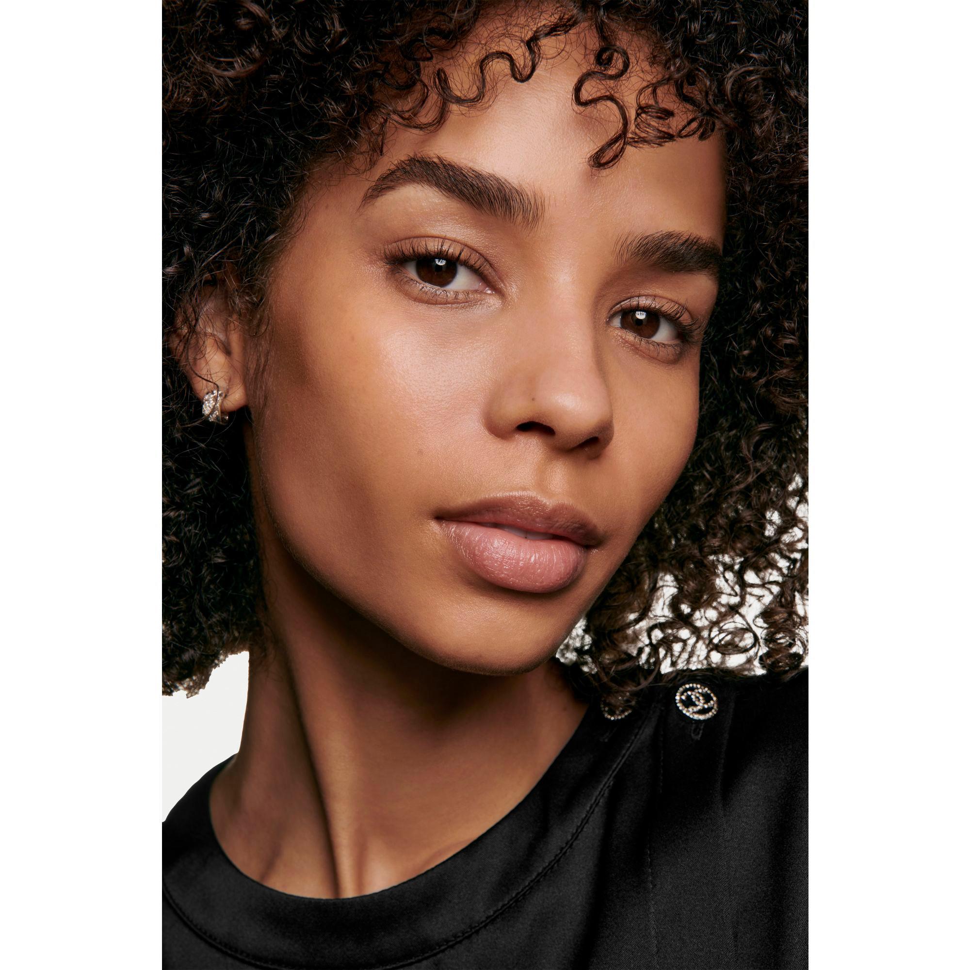 CHANEL N°1 DE CHANEL REVITALISIERENDE FOUNDATION verleiht leuchtkraft - spendet feuchtigkeit - schützt