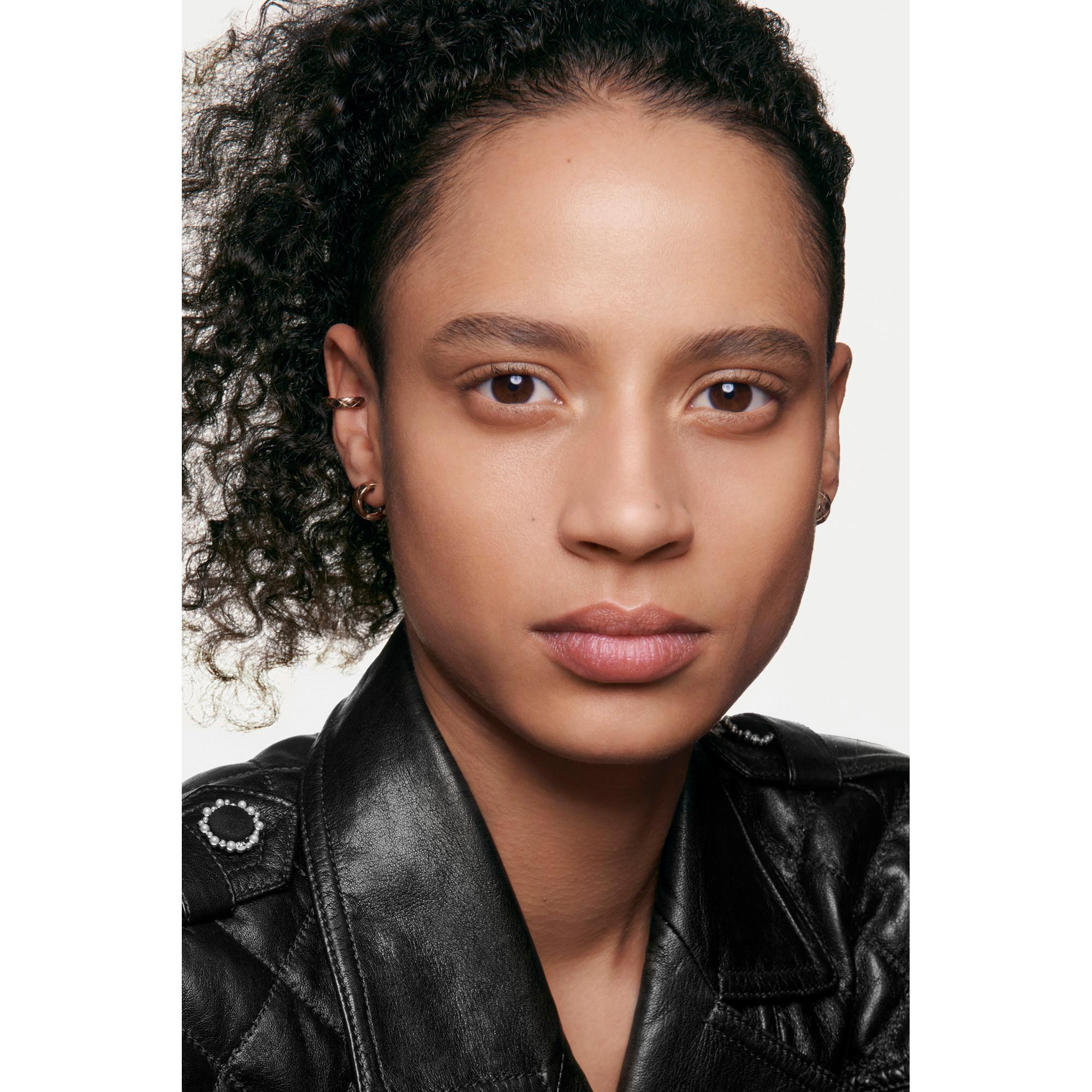 CHANEL N°1 DE CHANEL REVITALISIERENDE FOUNDATION verleiht leuchtkraft - spendet feuchtigkeit - schützt