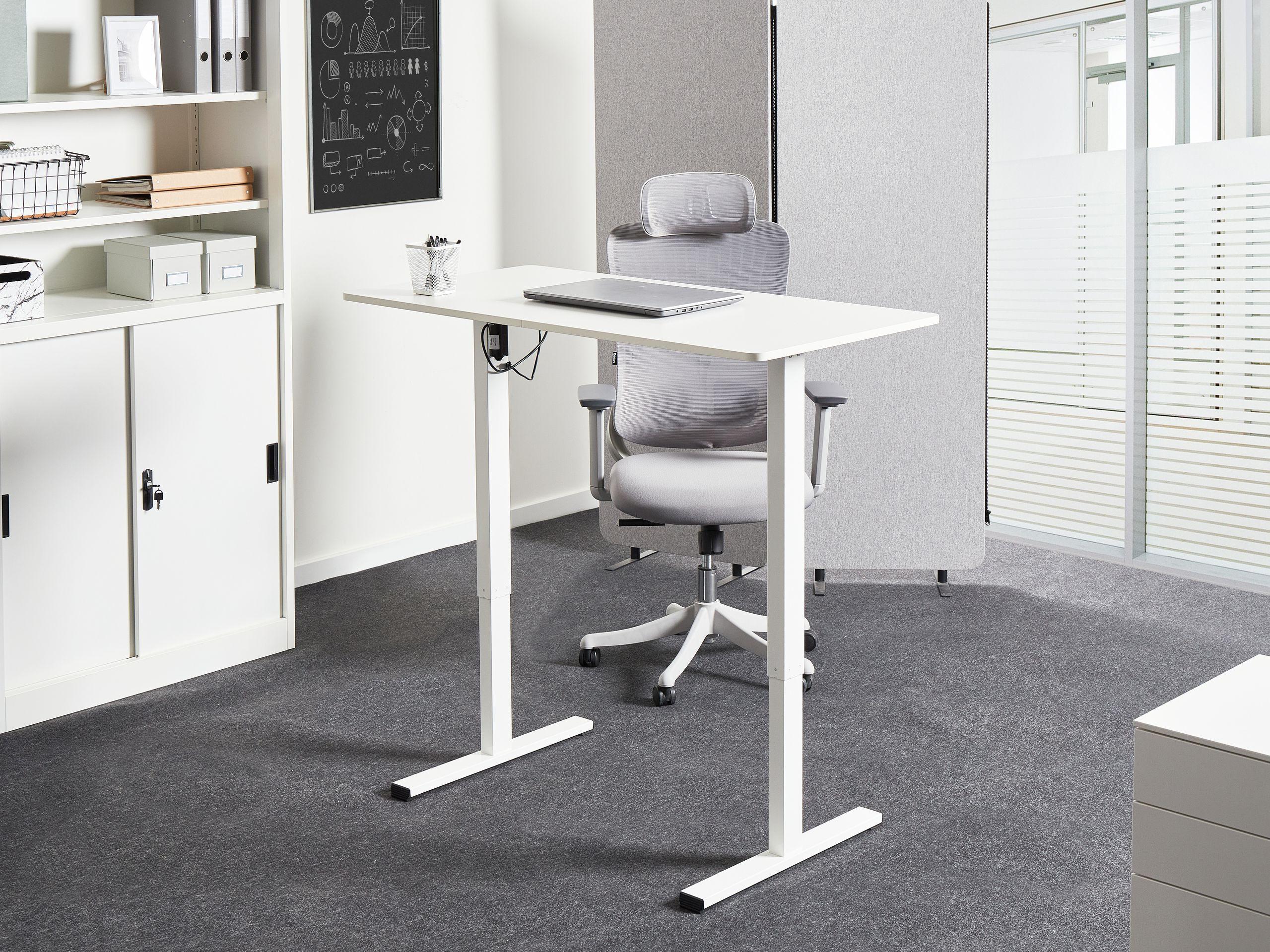 Beliani Schreibtisch elektrisch höhenverstellbar aus Faserplatte Modern TAVARES