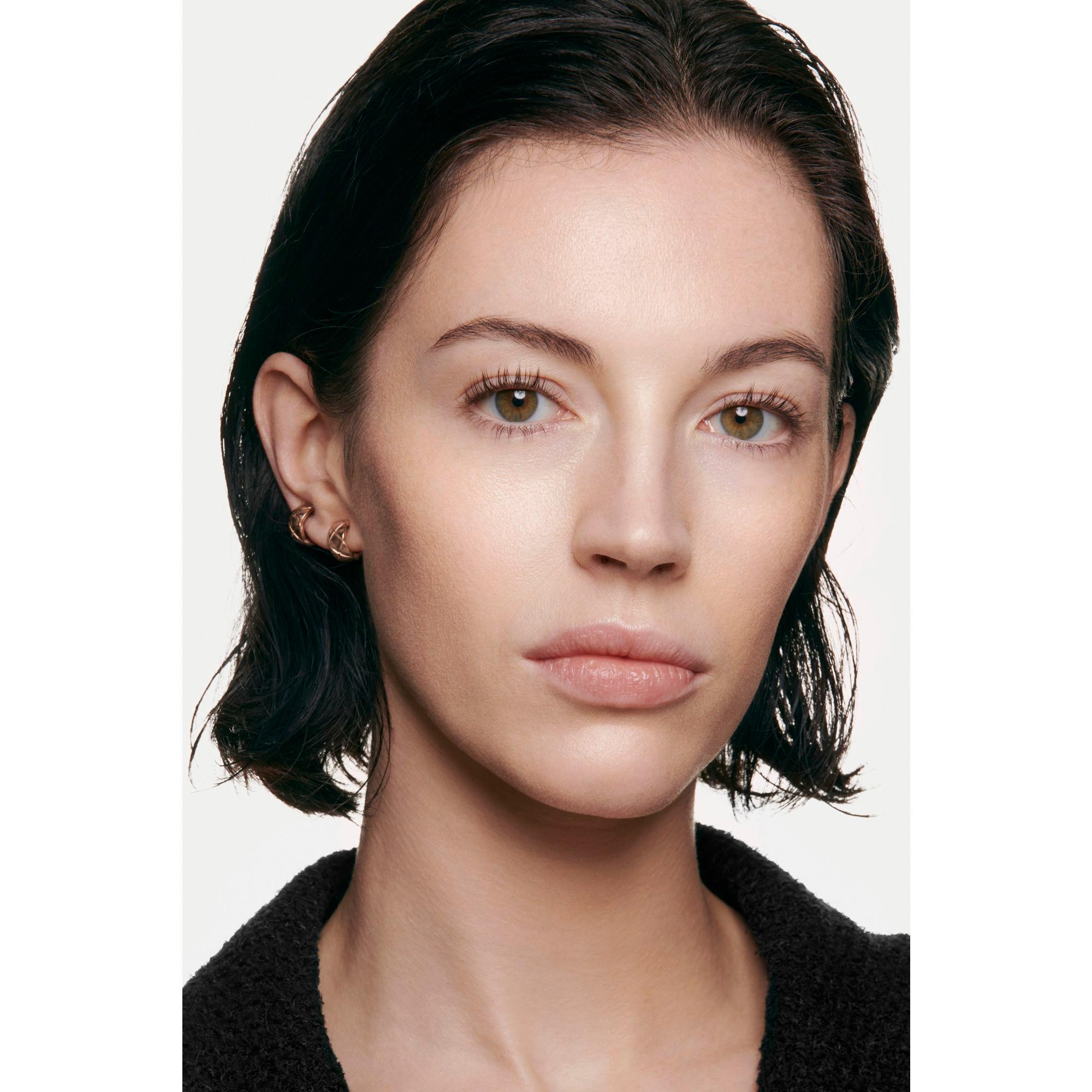 CHANEL N°1 DE CHANEL REVITALISIERENDE FOUNDATION verleiht leuchtkraft - spendet feuchtigkeit - schützt