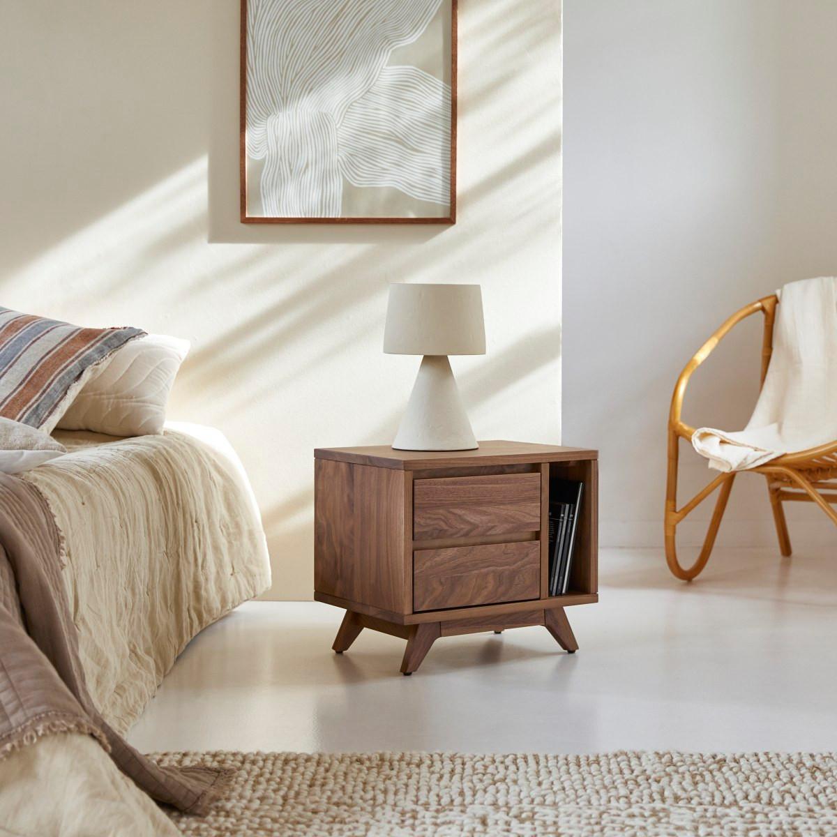 Tikamoon Nachttisch aus massivem Nussbaum Esmée