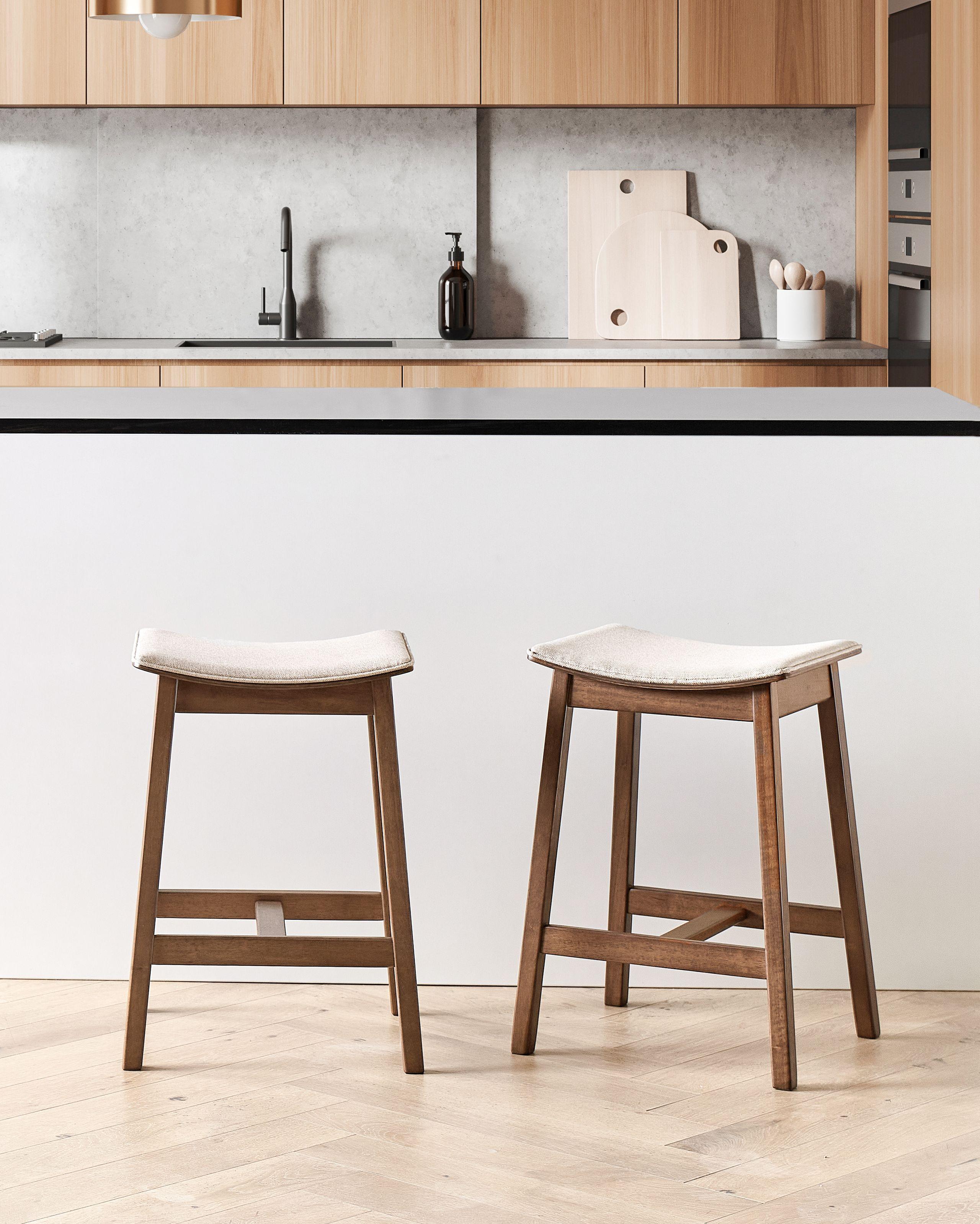 Beliani Set mit 2 Barhockern aus Gummibaumholz Minimalistisch DIXON