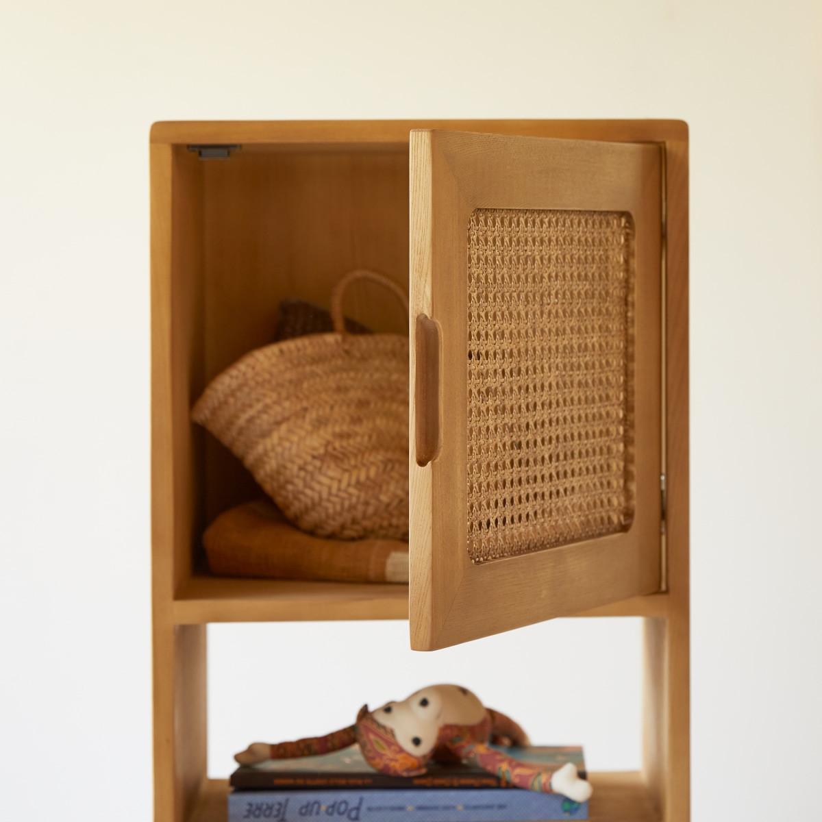 Tikamoon Hoher Kinder-Bücherschrank aus Ulme und Rattangeflecht Luis